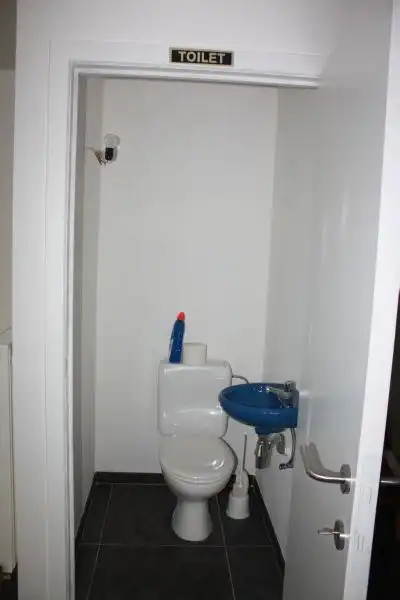 Ruim handelspand op 30 meter van de markt. foto 8