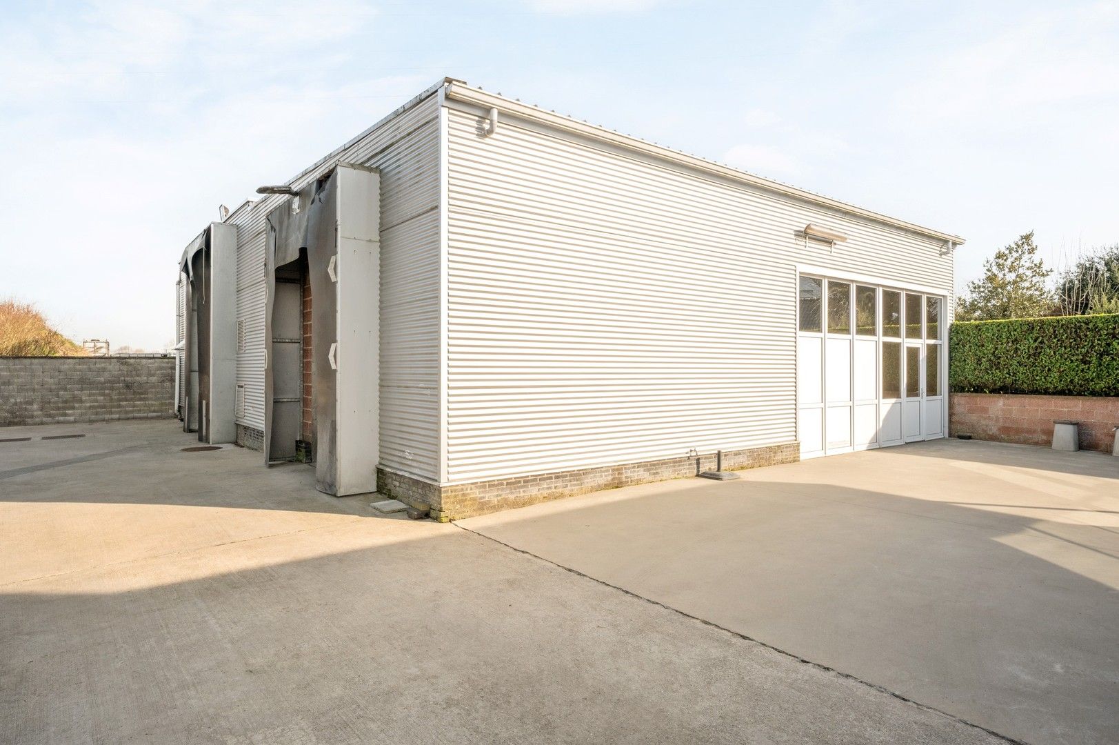 Unieke eigendom met vrijstaande woning met kantoor, loods en een grote dubbele garage foto 20