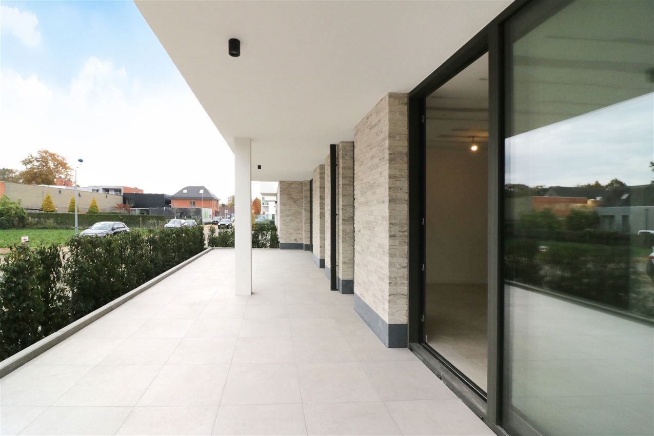 splinternieuw, gelijkvloers, ruim terras, 2 slpk foto 30