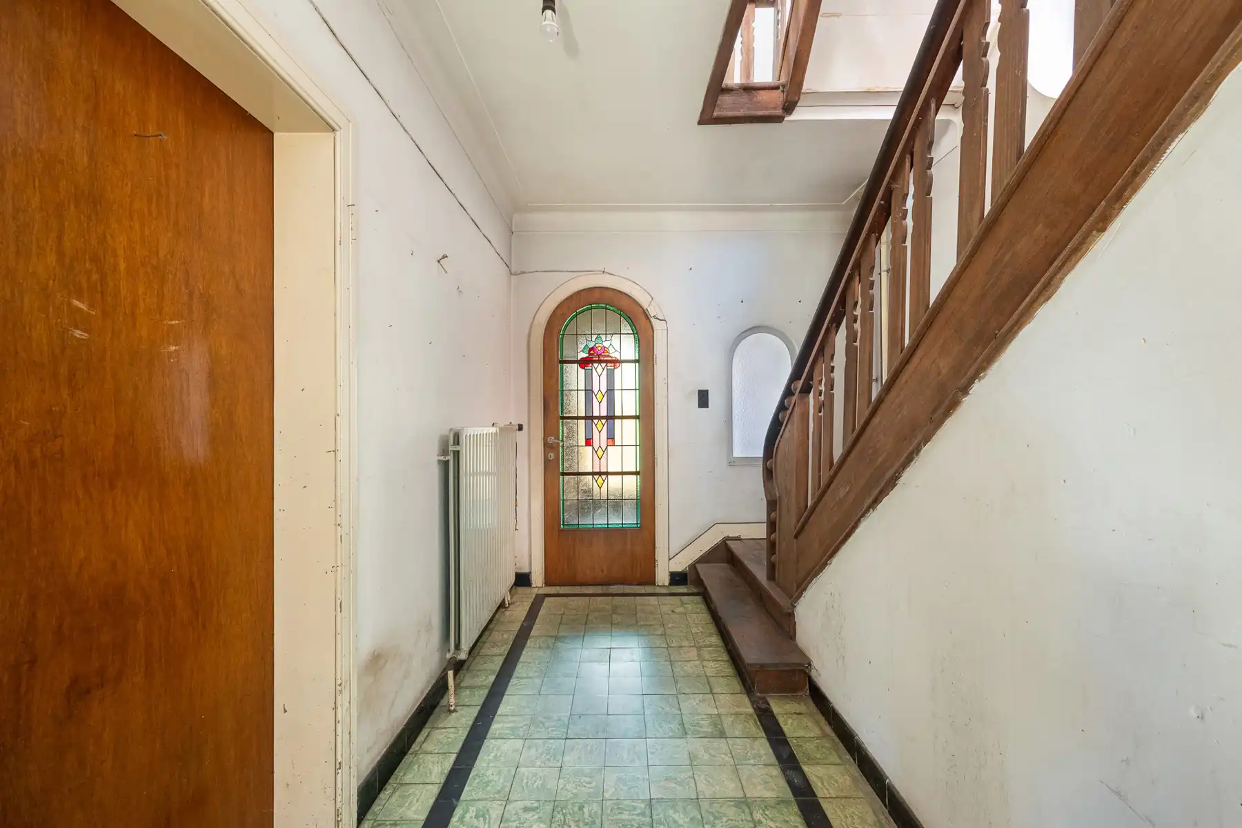 Te renoveren woning met 4 slaapkamers op een rustige locatie. foto 2