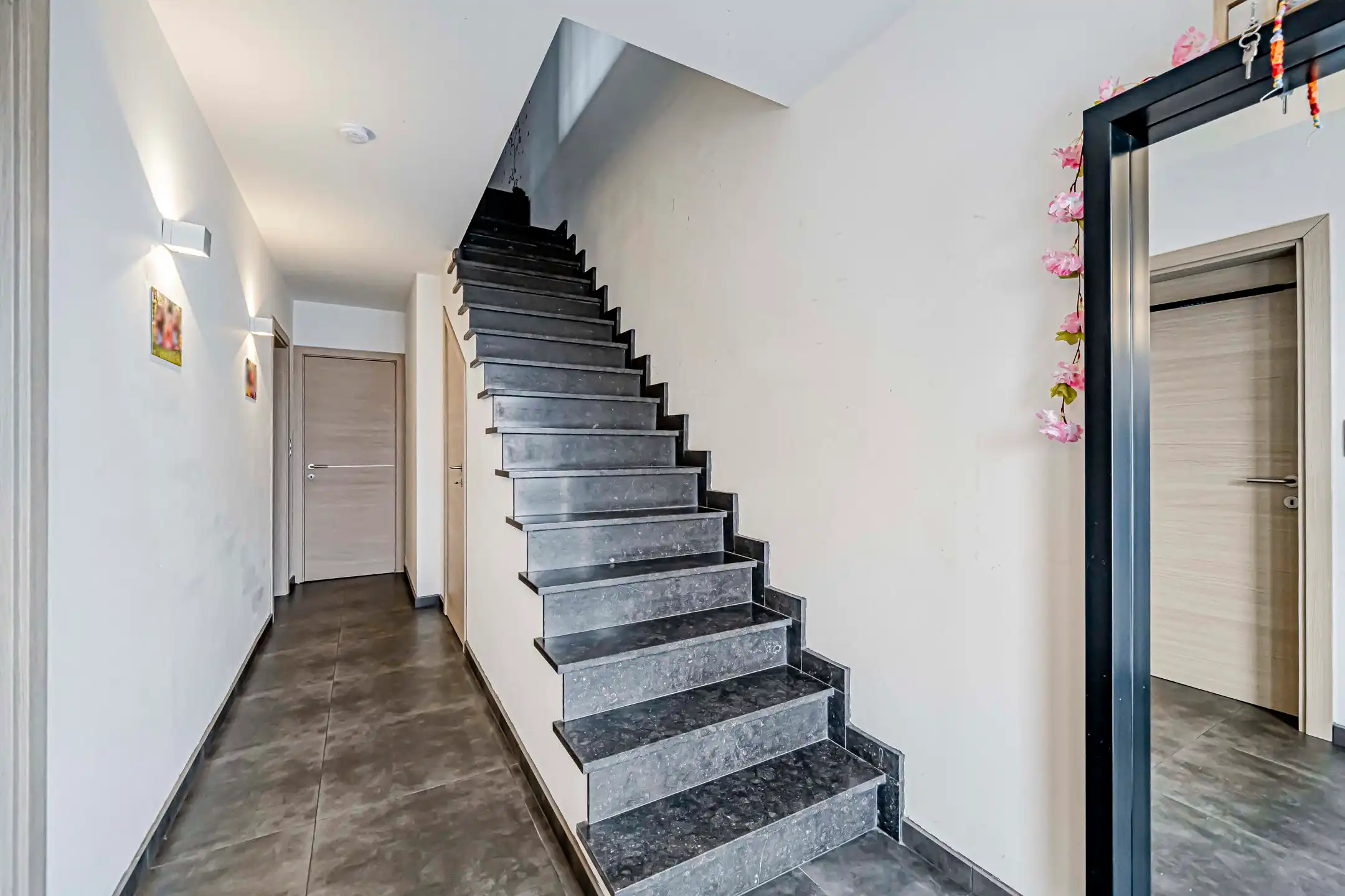 Toffe dorpswoning met 4 slaapkamers en zongerichte tuin foto 2