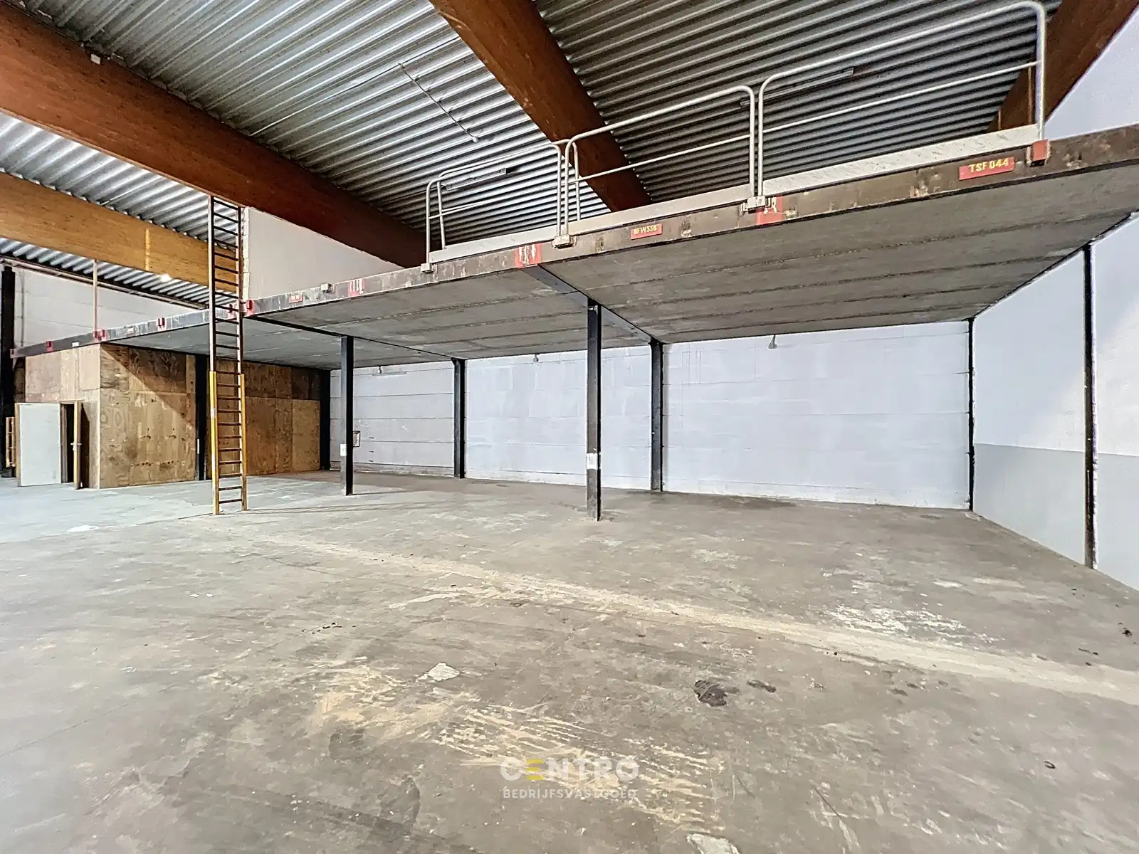 Instapklaar magazijn (600 m2) met mezzanine en geïntegreerd kantoor langs de N8 te Elverdinge (Ieper). Ambachten toegestaan ! foto 6