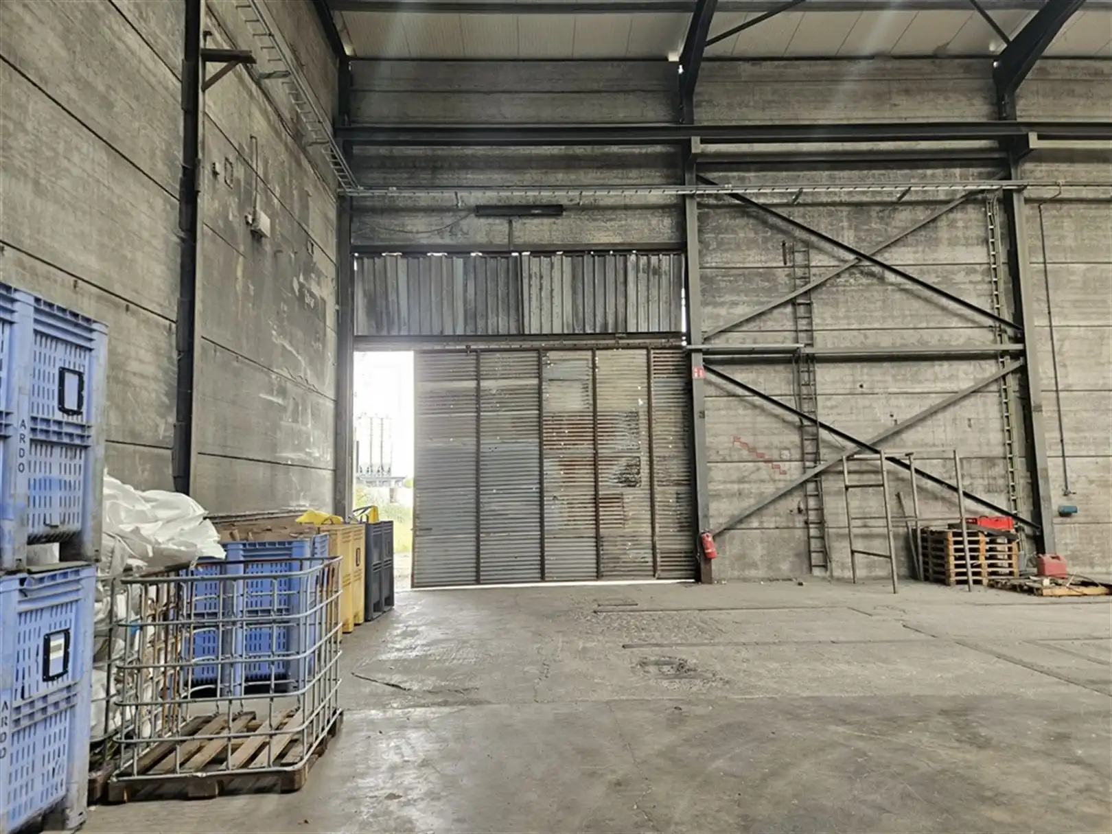 Magazijn met rolbrug en verhard terrein foto 5
