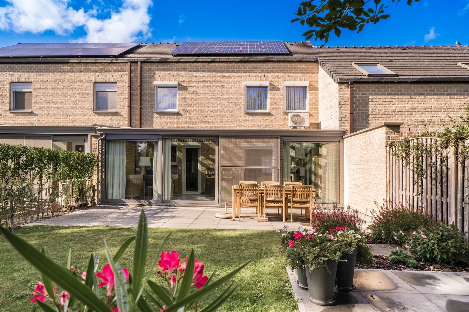 Rustig gelegen gezinswoning met 3 slpks en tuin. foto {{pictureIndex}}