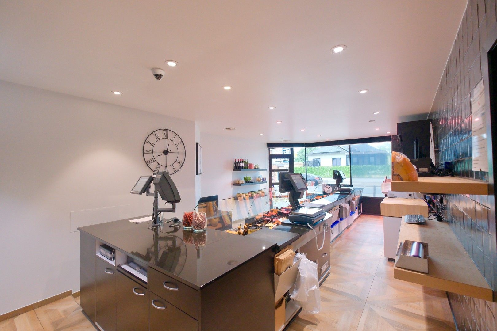 Instapklare handelswoning op toplocatie in Torhout! foto 5