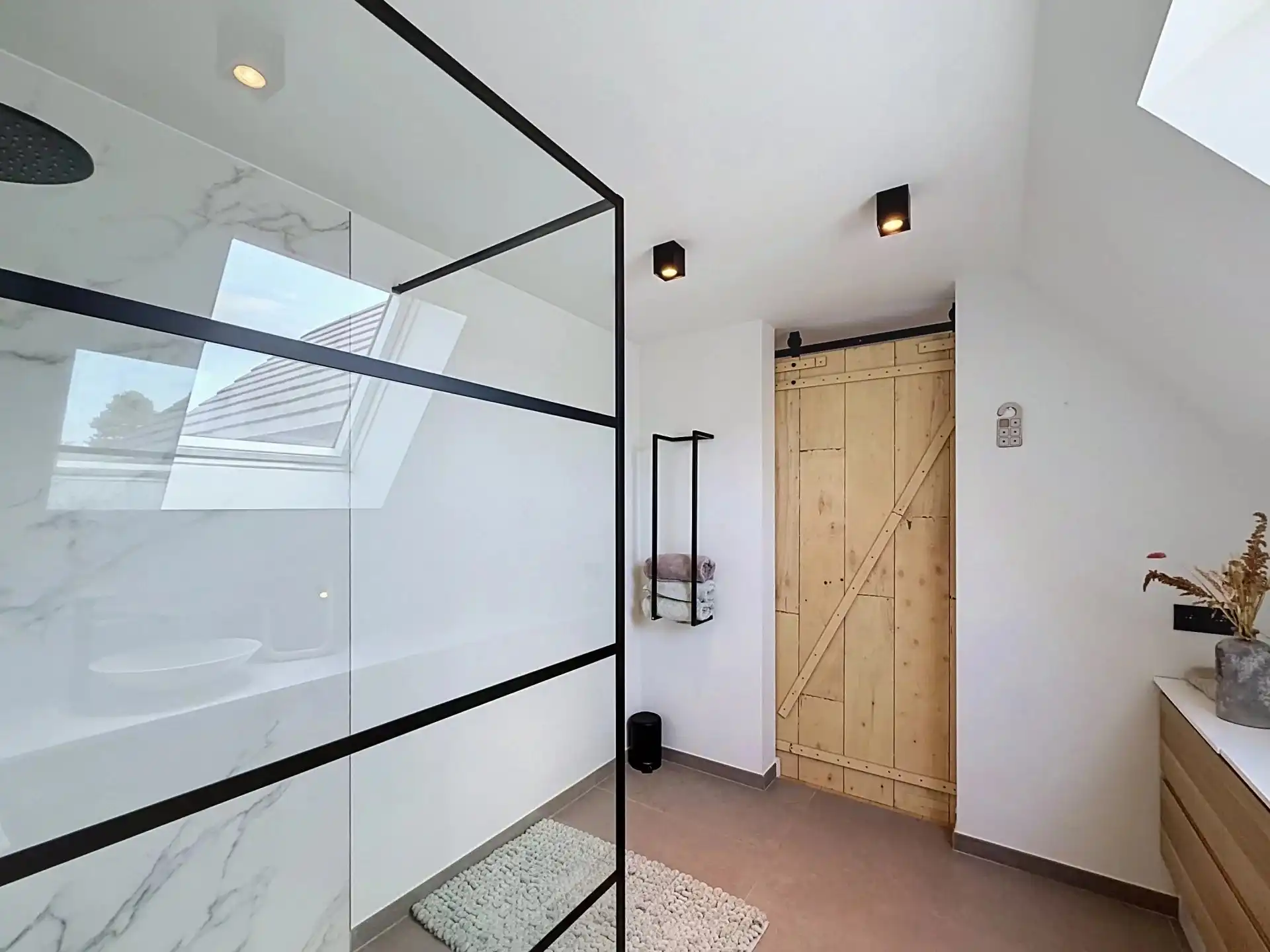 Zeer ruime villa voorzien van alle luxe met 3, mogelijk 5 slaapkamers en 2 badkamers foto 29