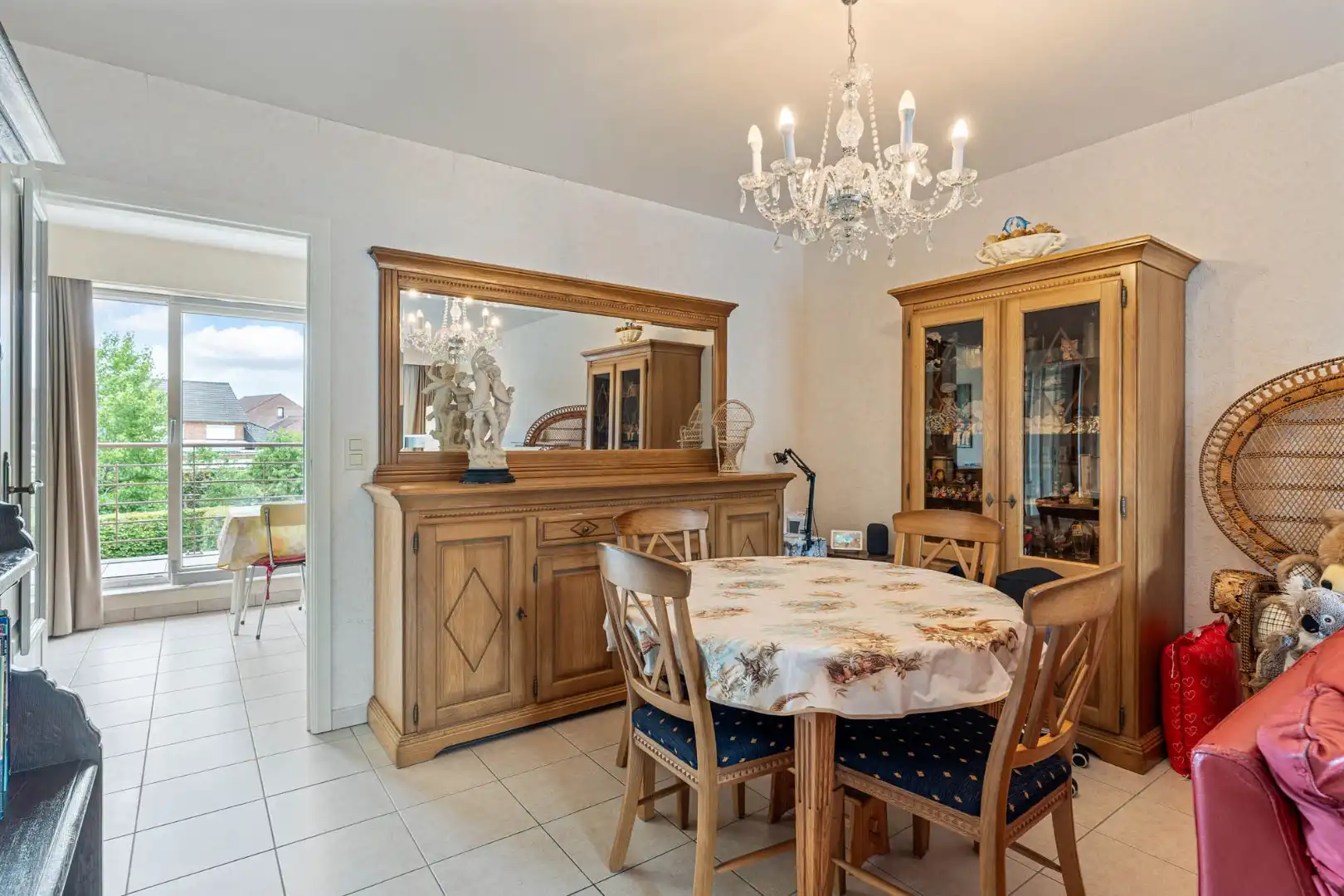 Stijlvol appartement voorzien van 2 slaapkamers, 2 terrassen en een autostandplaats op een rustige locatie in het centrum van Neeroeteren!  foto 11