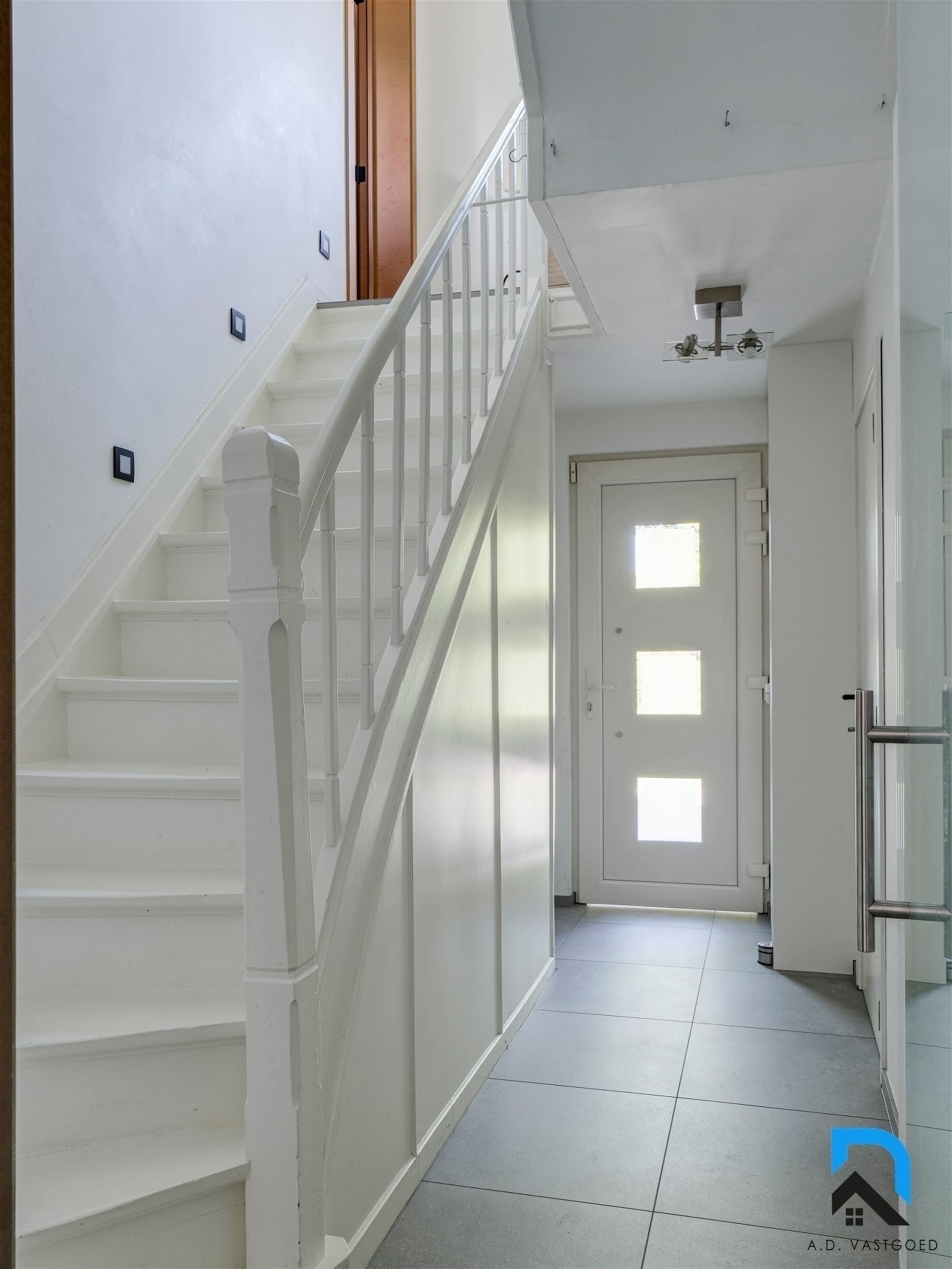 Woning met 5 slaapkamers op riant hoekperceel foto 3