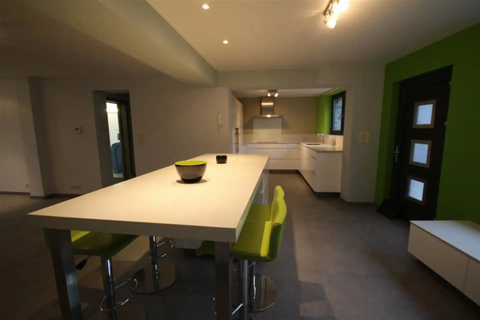 Fijn gelegen en recent gerenoveerde 4 slaapkamer woning foto 3