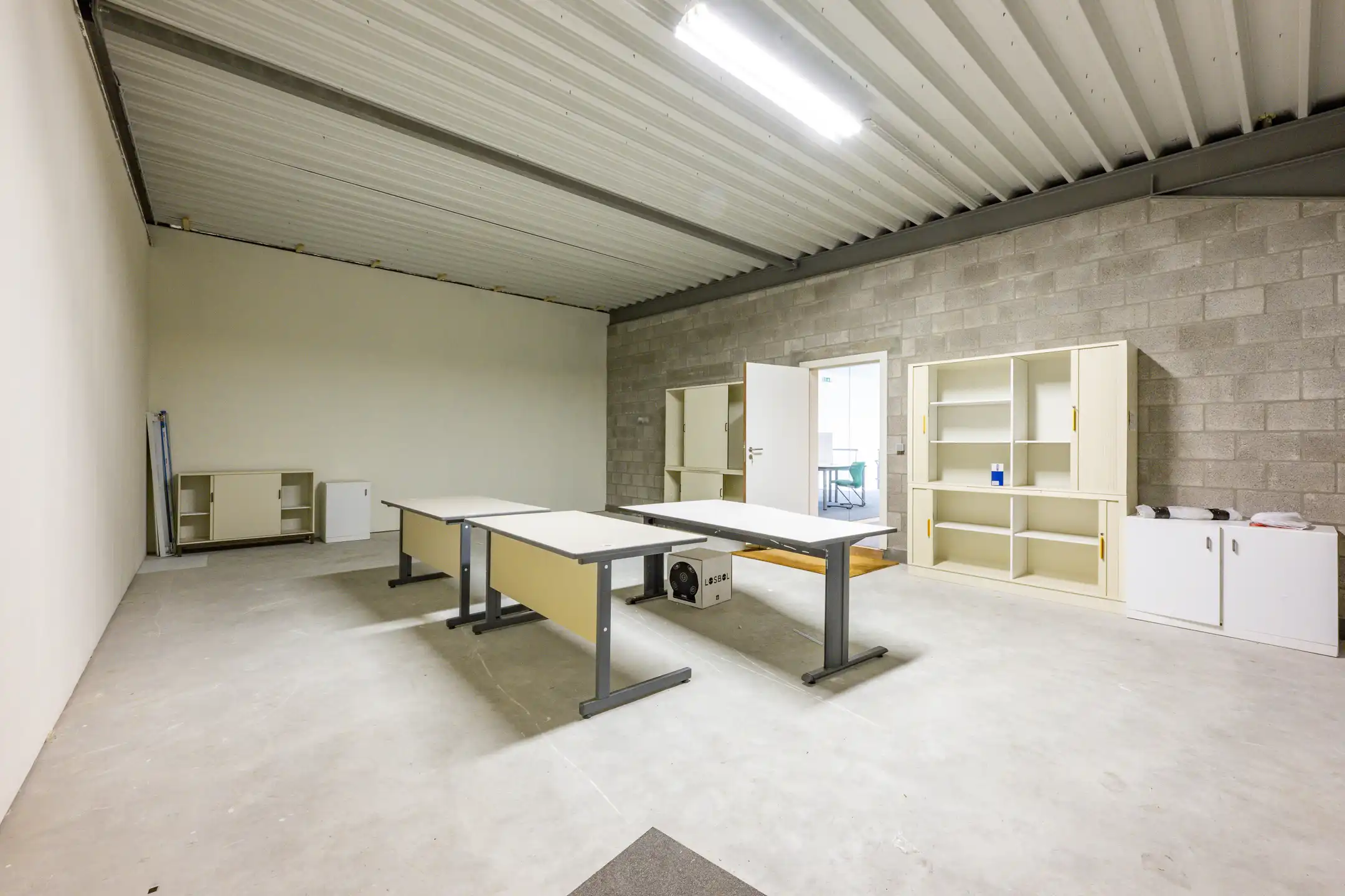 TE HUUR Magazijn + kantoor foto 14