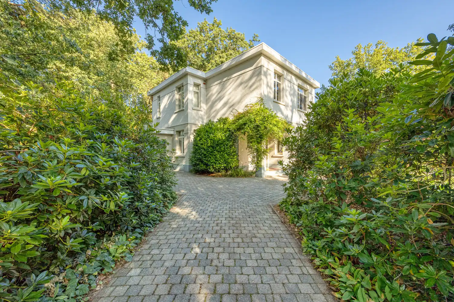 Instapklare en karaktervolle villa op toplocatie, gelegen op een ruim perceel van +-2450m², omgeven door rust, privacy en groen foto 3