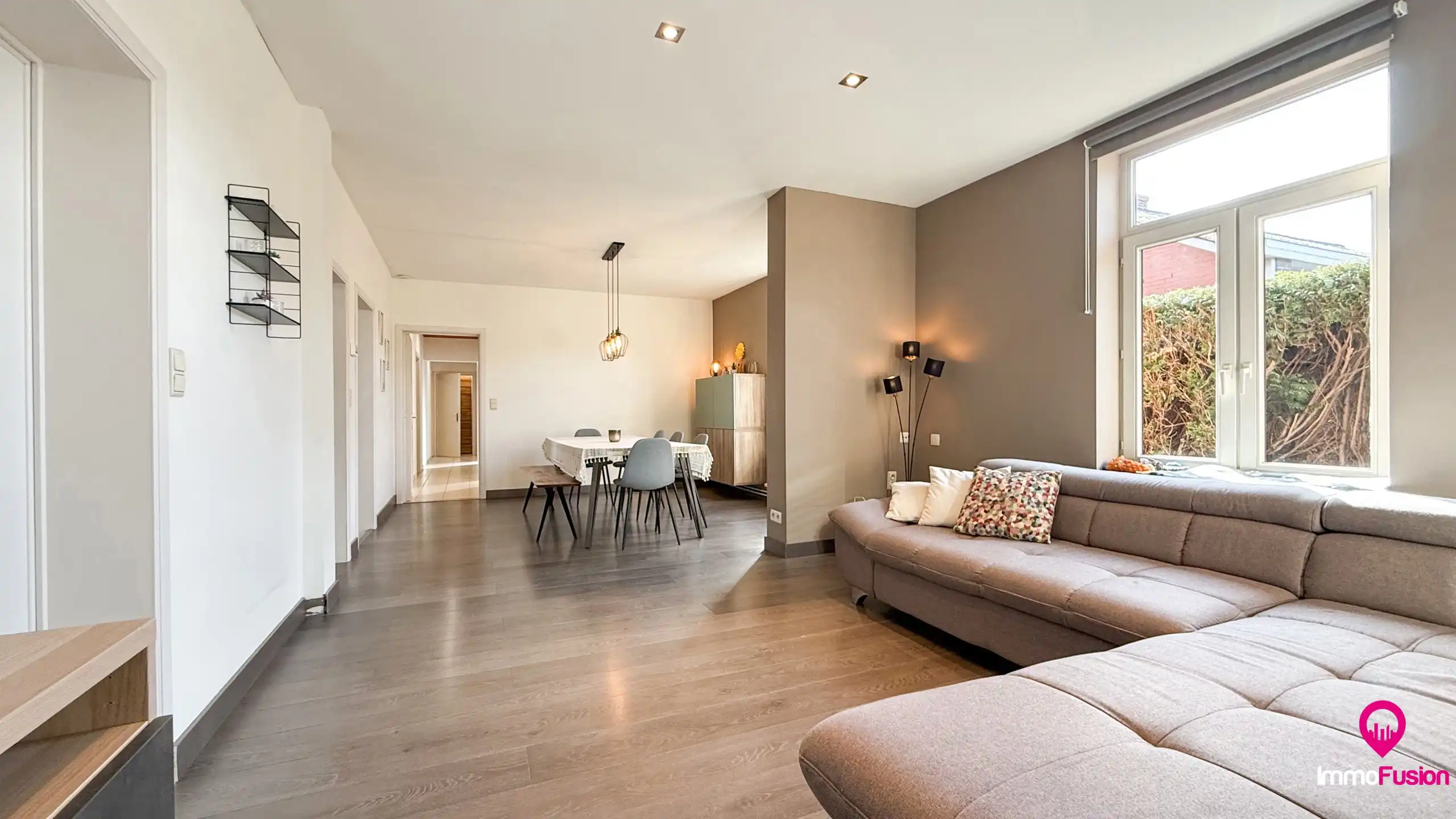 Charmante woning met 5 slaapkamers op een ruim perceel! foto 2