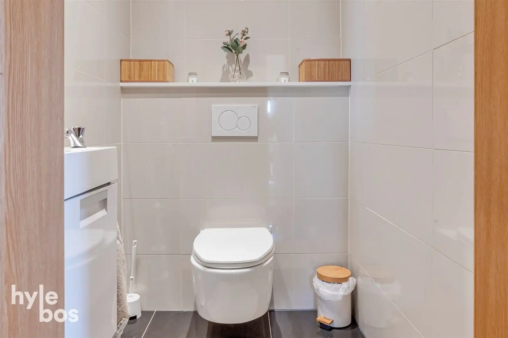 Instapklaar 2 slaapkamer appartement met garage foto 15