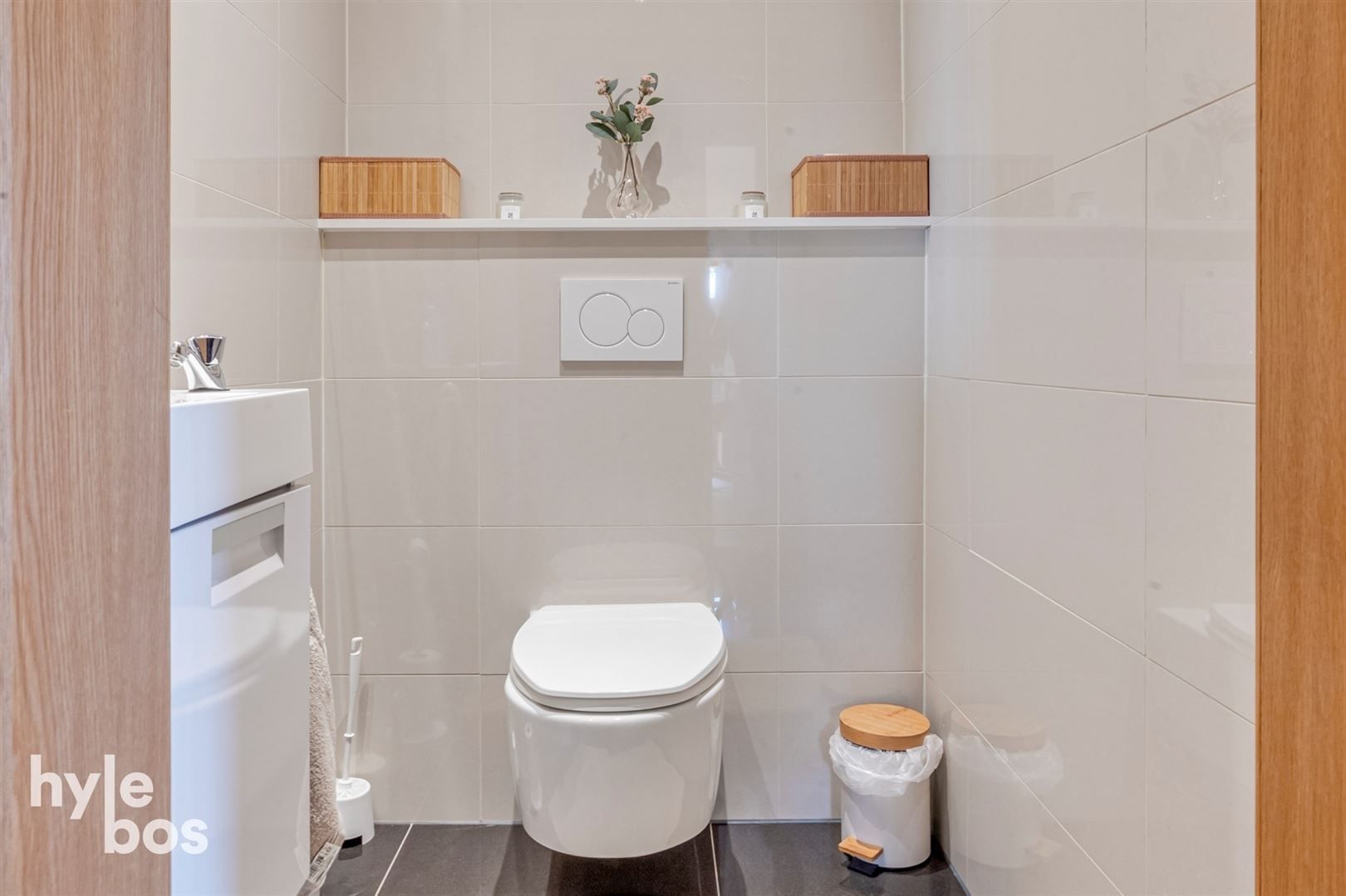 Instapklaar 2 slaapkamer appartement met garage foto 15