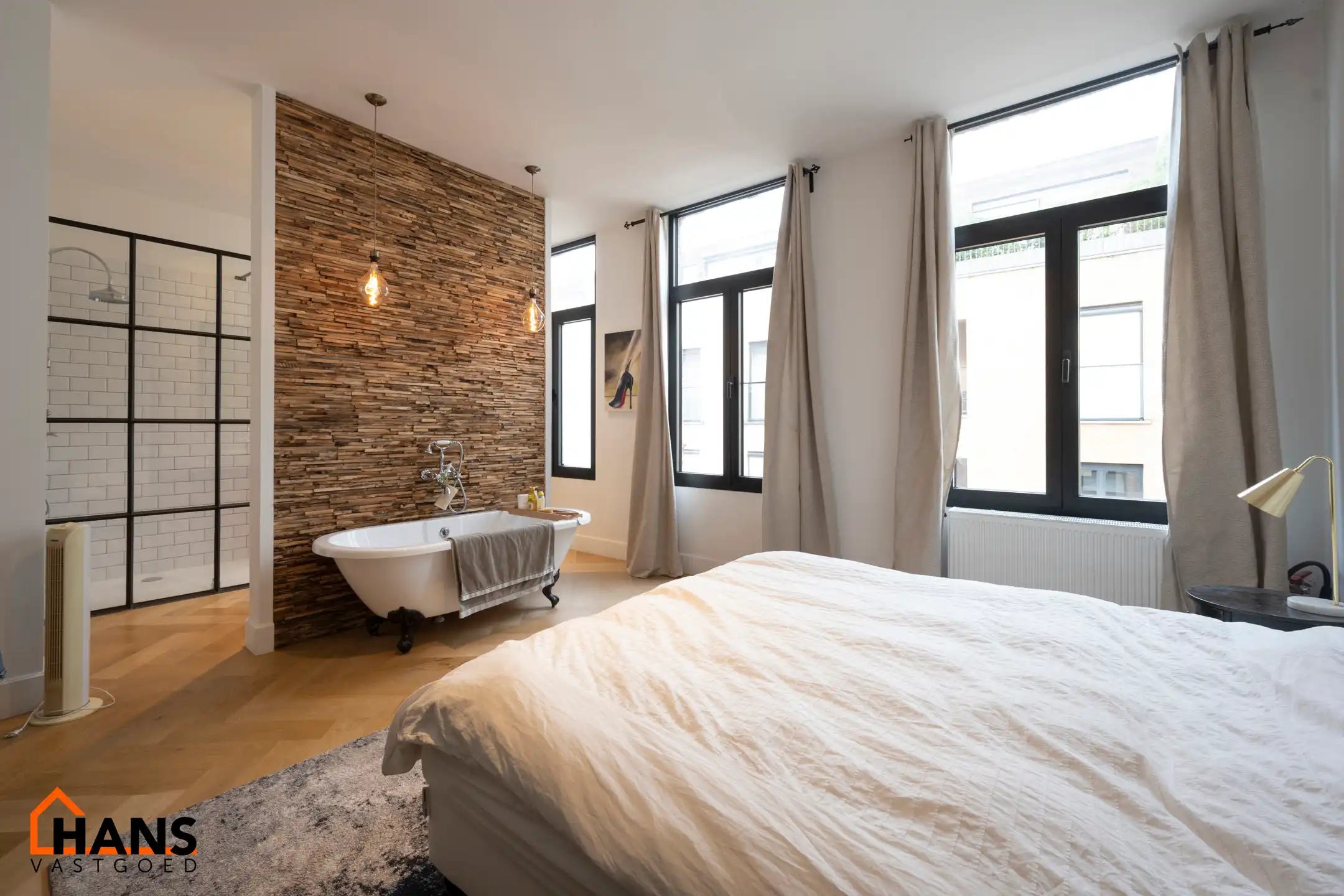 Ruim appartement in charmant gebouw. foto 4