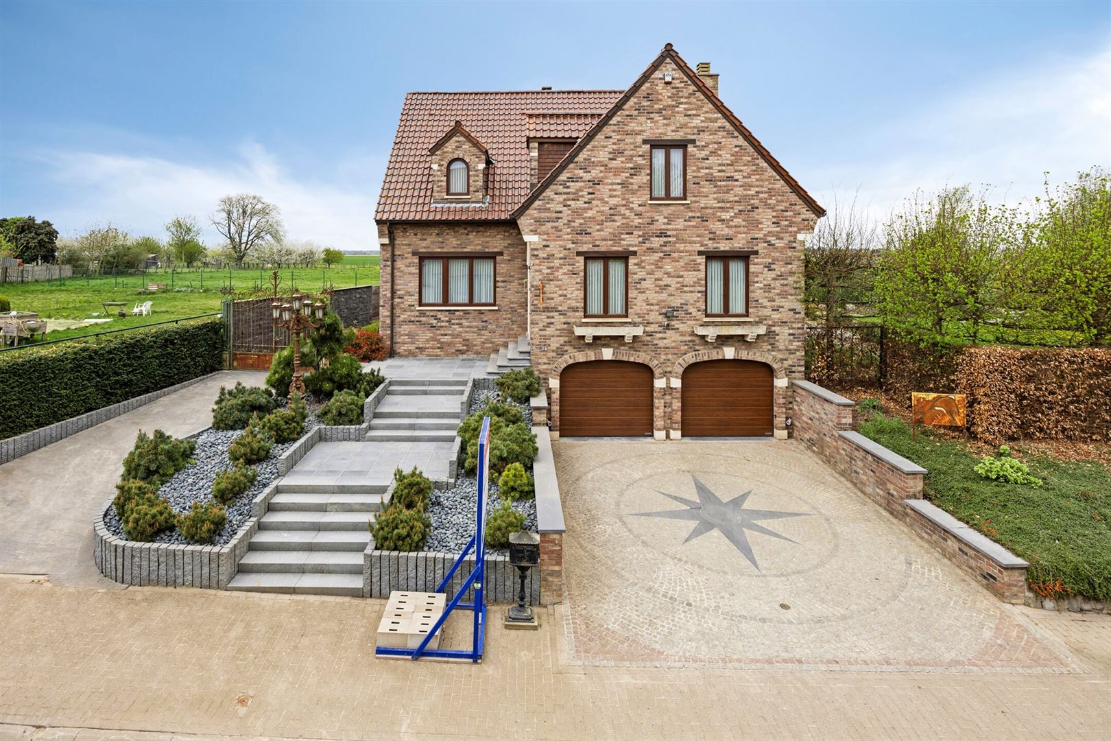 Exclusieve Villa met Luxe afwerking en idyllische tuin. foto {{pictureIndex}}