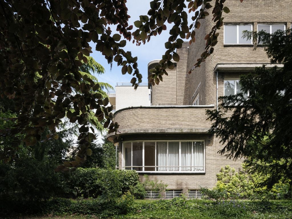 Hoofdfoto van de publicatie: Omgeving Sint-Pieters station - Imposante half vrijstaande villa met parktuin, in nieuwe zakelijkheid naar een ontwerp van architect Geo Bontinck (1935).