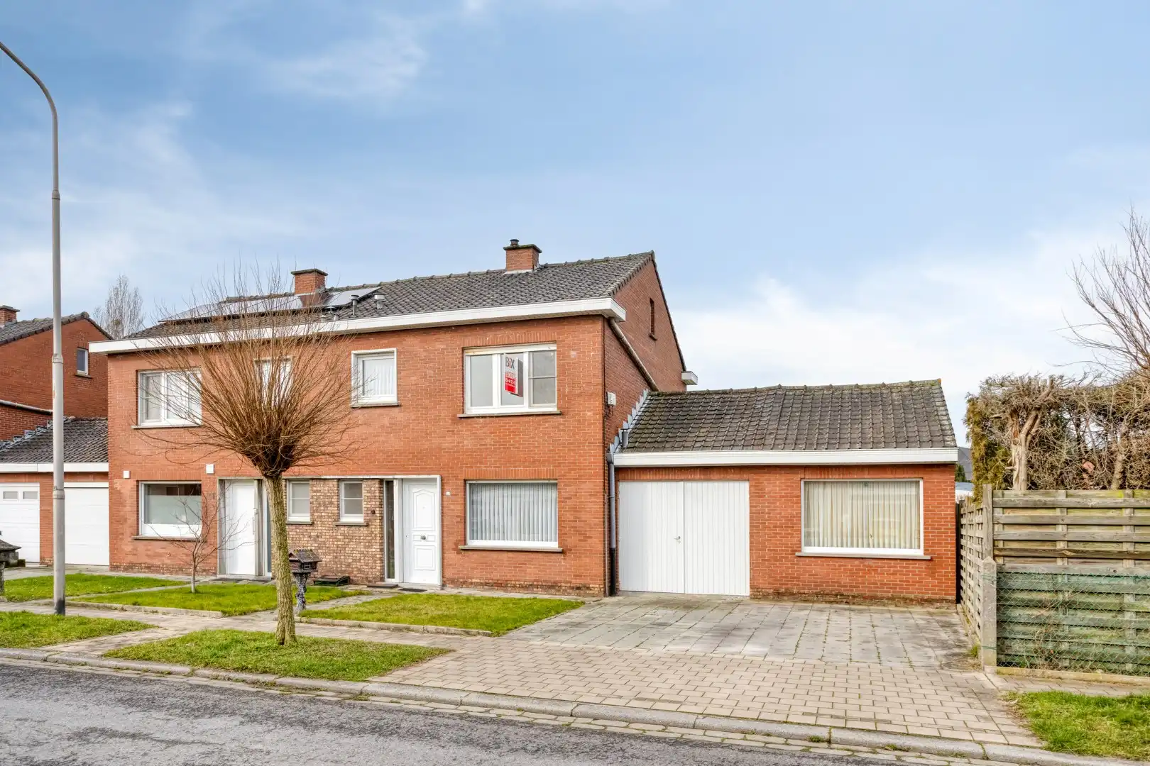 Hoofdfoto van de publicatie: Te renoveren woning met 3 slaapkamers, garage en grote tuin!