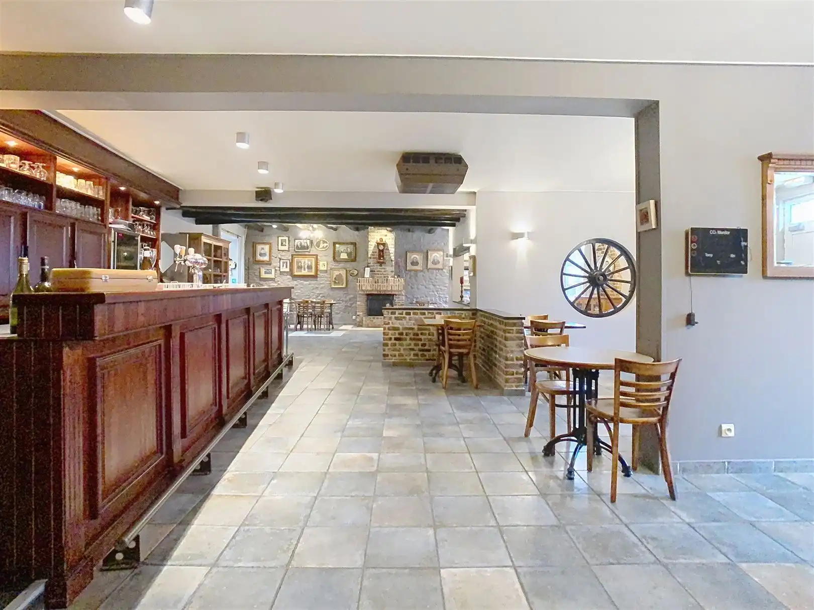 Gebouw met ruim 4 slaapkamer appartement en gelijkvloerse handelszaak foto 2