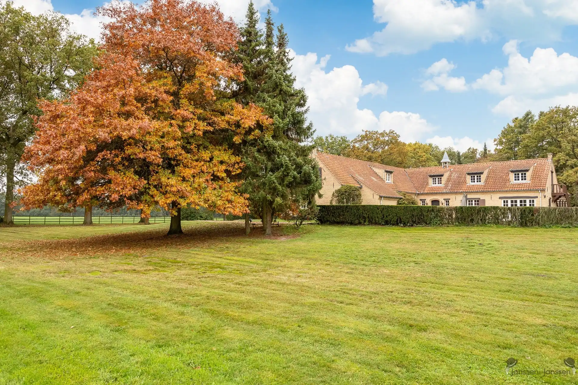 domein van ca.20 ha met 2 woningen foto 8