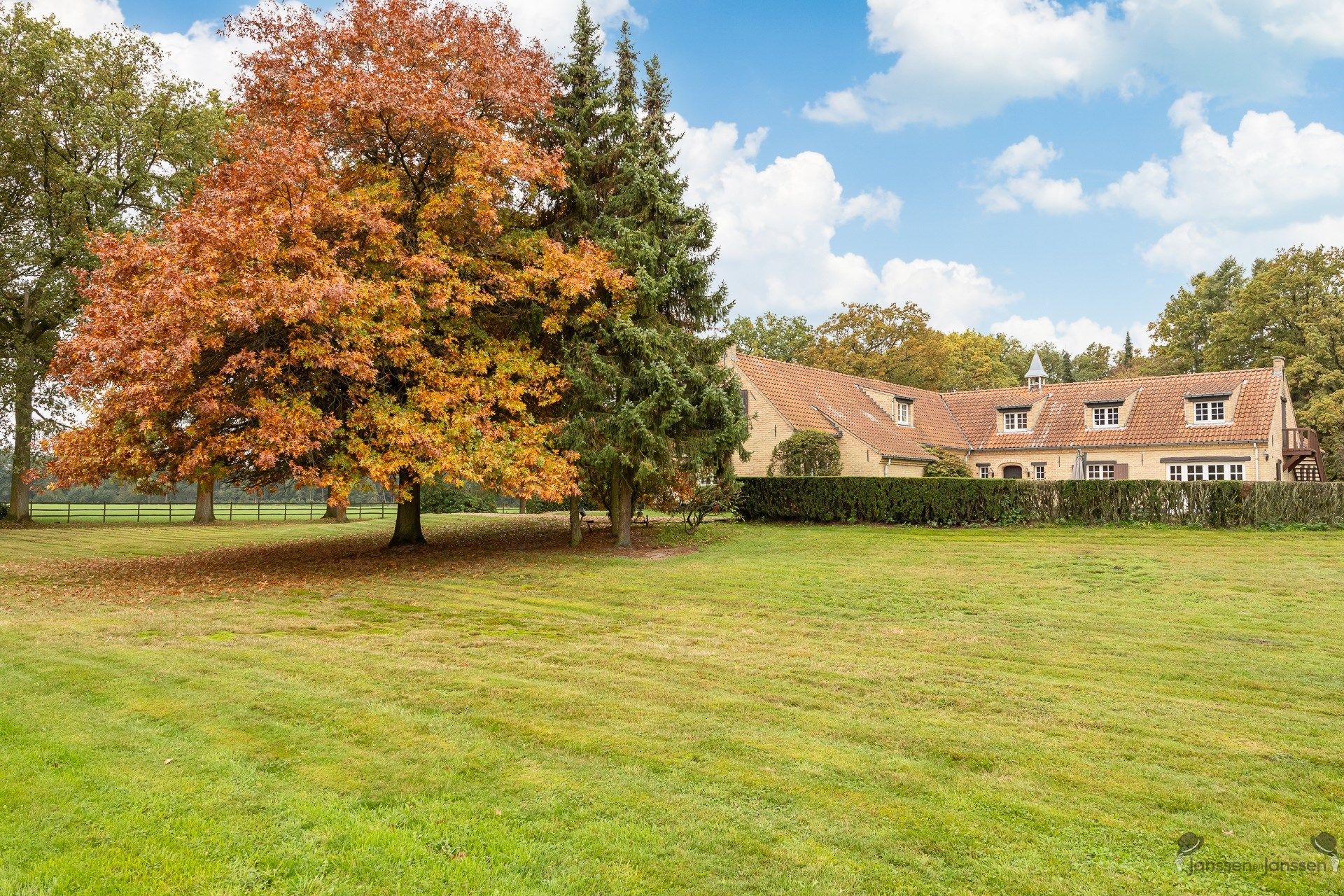 domein van ca.22 ha met 2 woningen foto 8