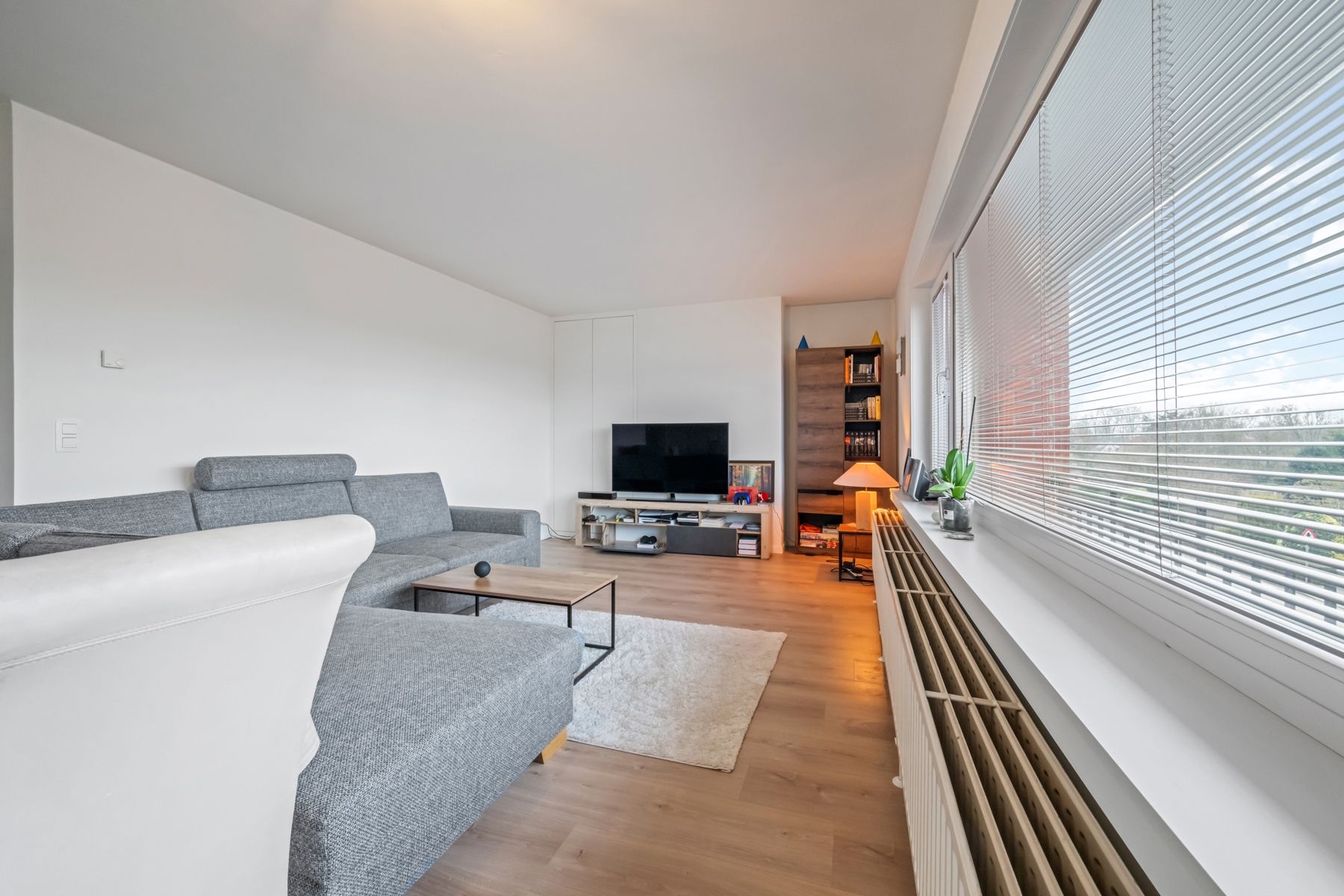 Ruim instapklaar 2slpk-appartement (2e verd.) mét balkon. foto {{pictureIndex}}