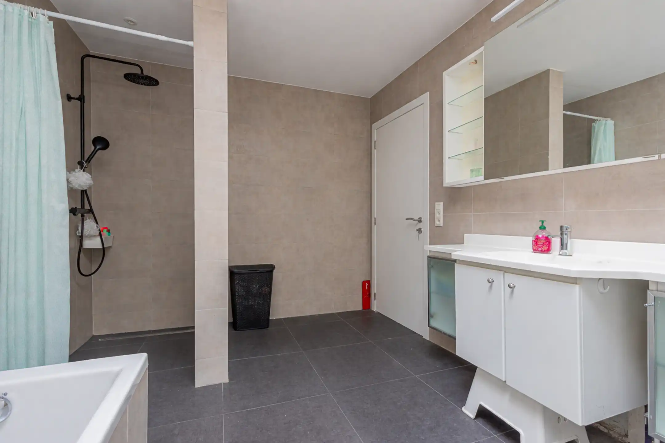 HERZELE- Recent gerenoveerde woning op centrale locatie  foto 13