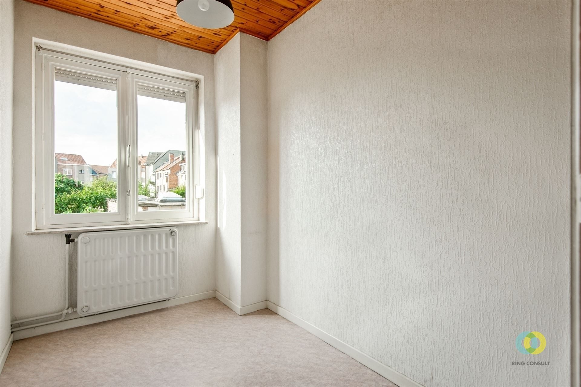 Op te frissen woning met tuin en potentieel foto 9