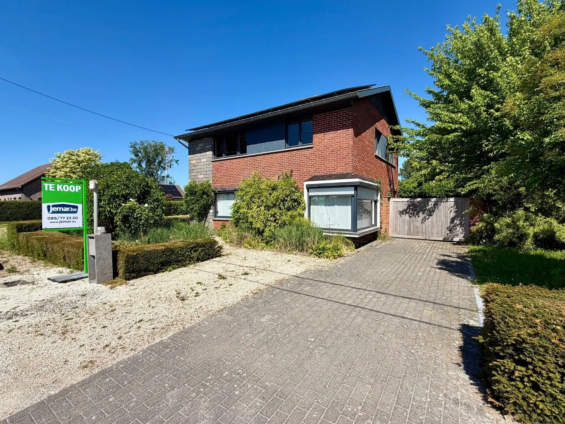 Hoofdfoto van de publicatie: Vrijstaande woning op 25 are met uitzonderlijk renovatiepotentieel in het groen.