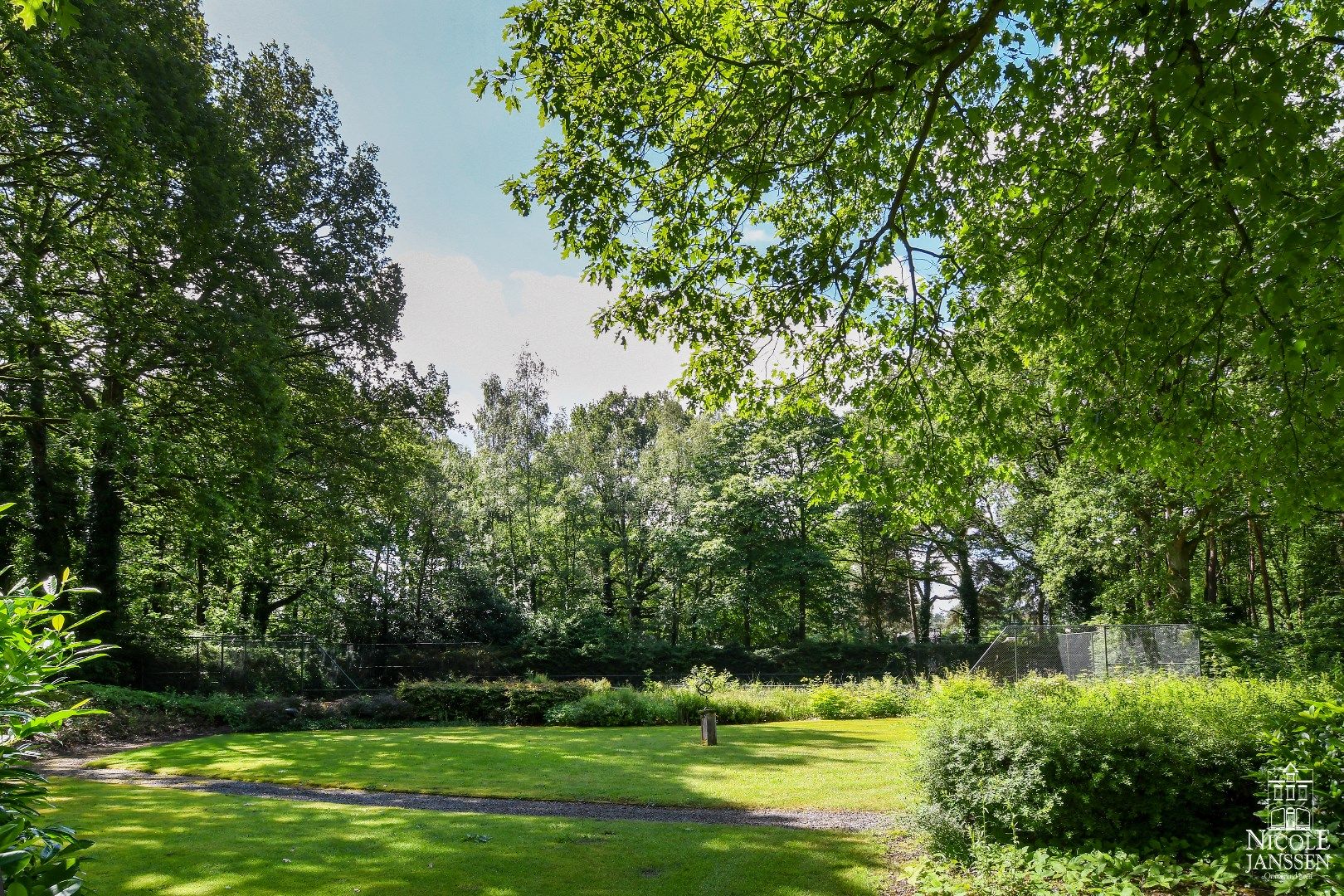 Exclusieve villa met binnenzwembad gelegen op een residentiële locatie foto 3