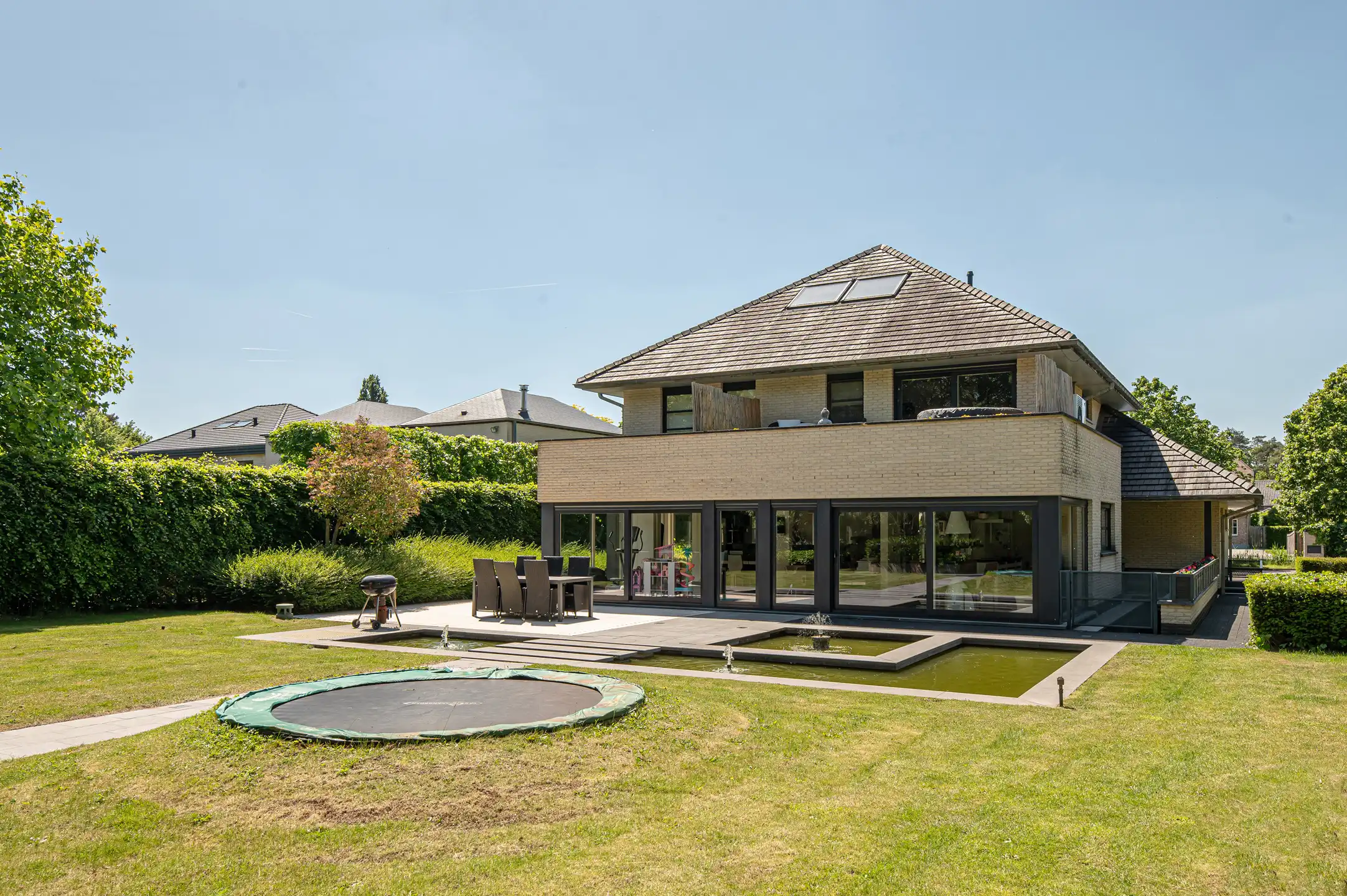 Eigentijdse villa op ca. 1.246 m² te Brasschaat! foto {{pictureIndex}}