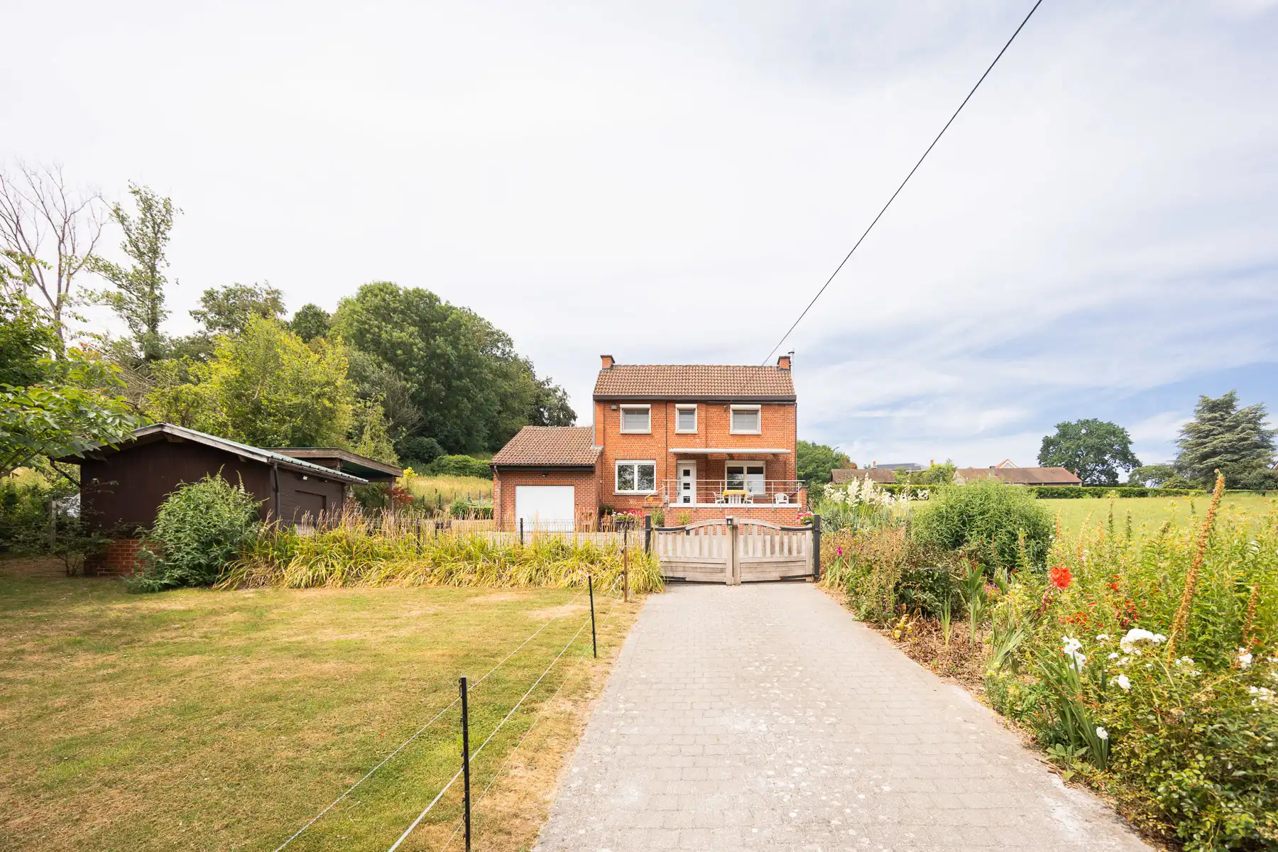Charmante woning op uniek groen en rustig gelegen perceel foto 2