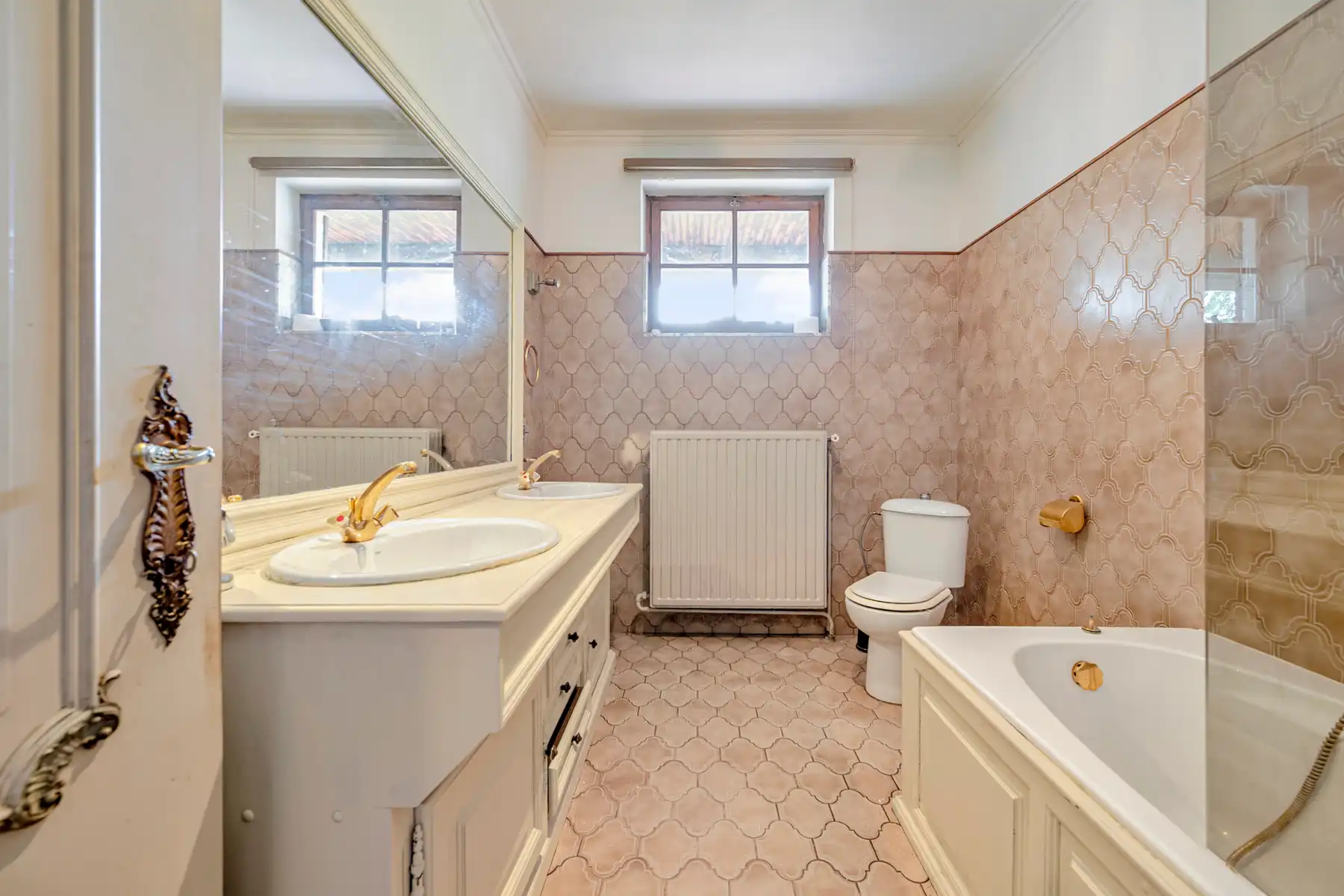 Bungalow met 4 slaapkamers, zolder, garage en tuin  foto 10