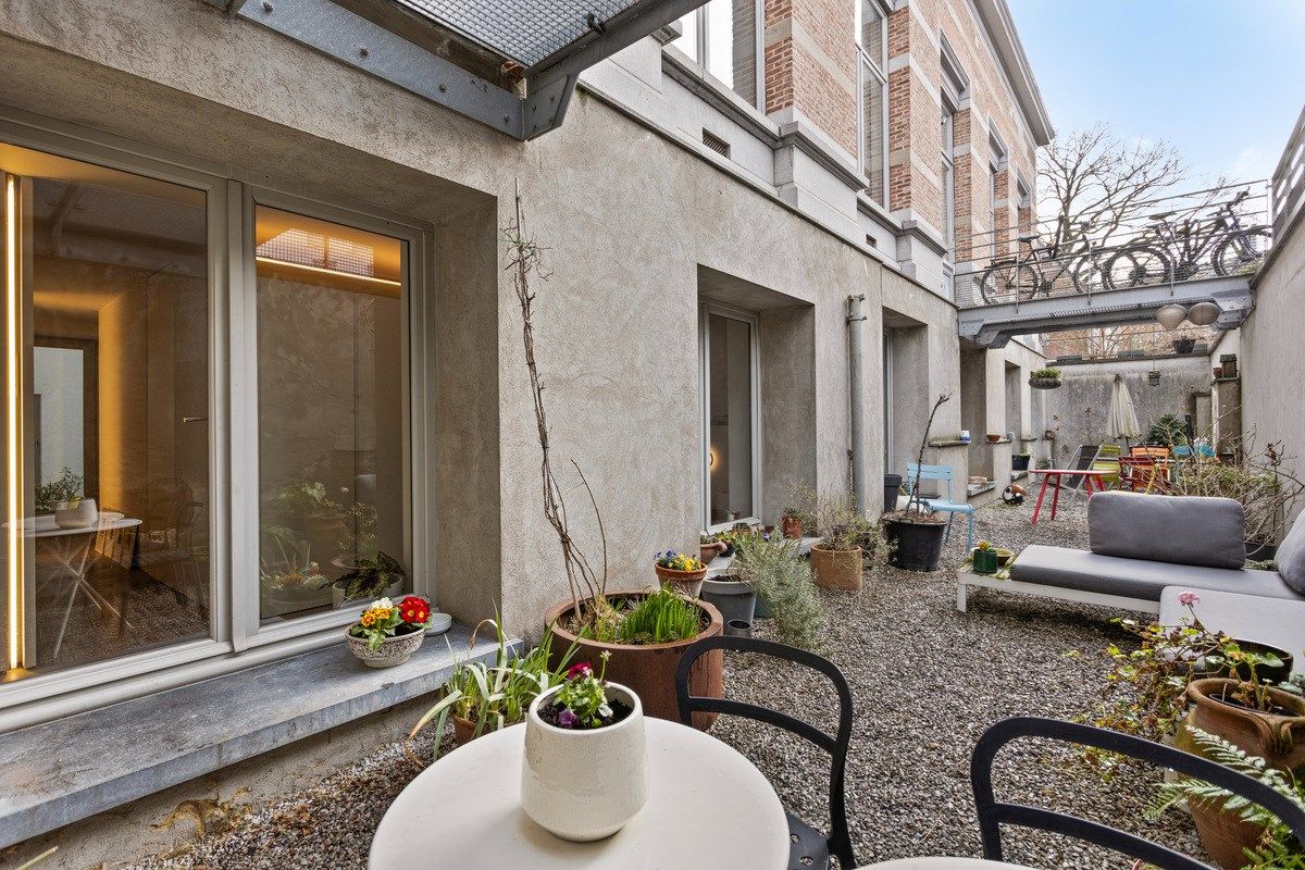 Prachtige woning op unieke locatie in oude Veeartsenschool foto {{pictureIndex}}