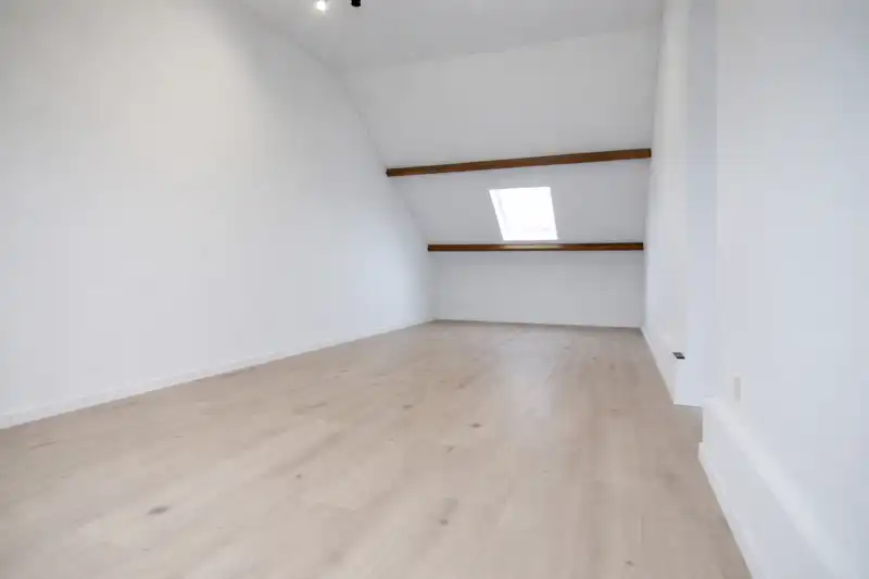 Voll gerenoveerde woning met 5 slpk 3 badk foto 28