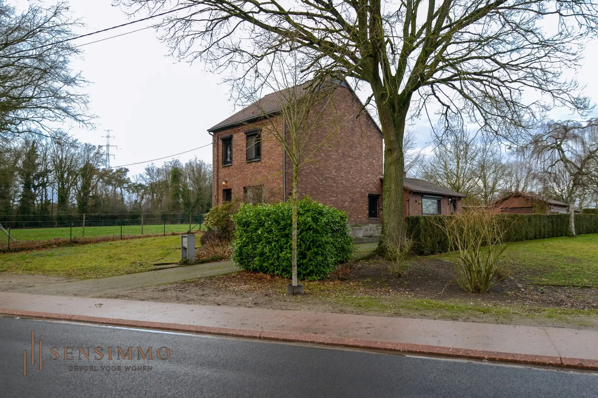 Open bebouwing met 3 slaapkamers op ruim perceel van 13a foto 2