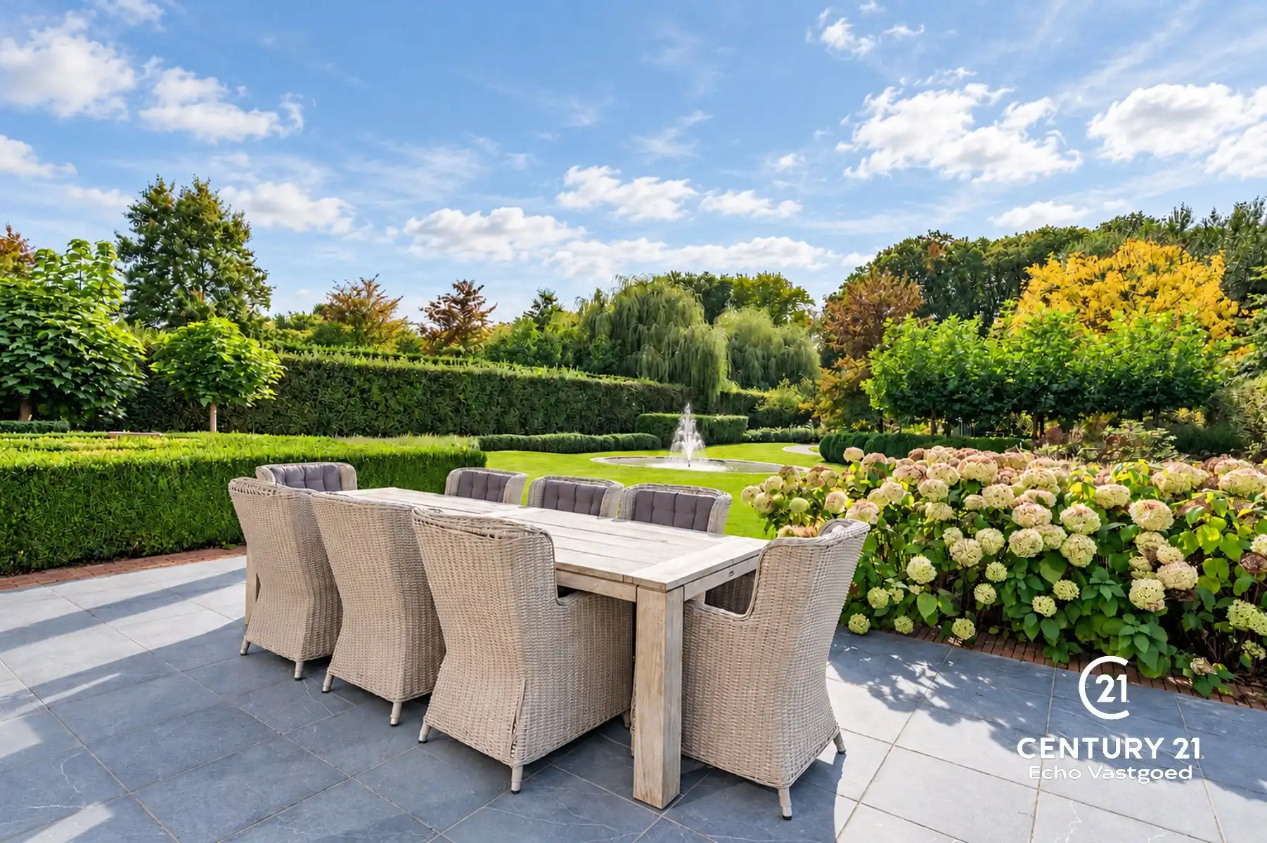 Statige, recente villa met parktuin en tijdloze klasse foto 16