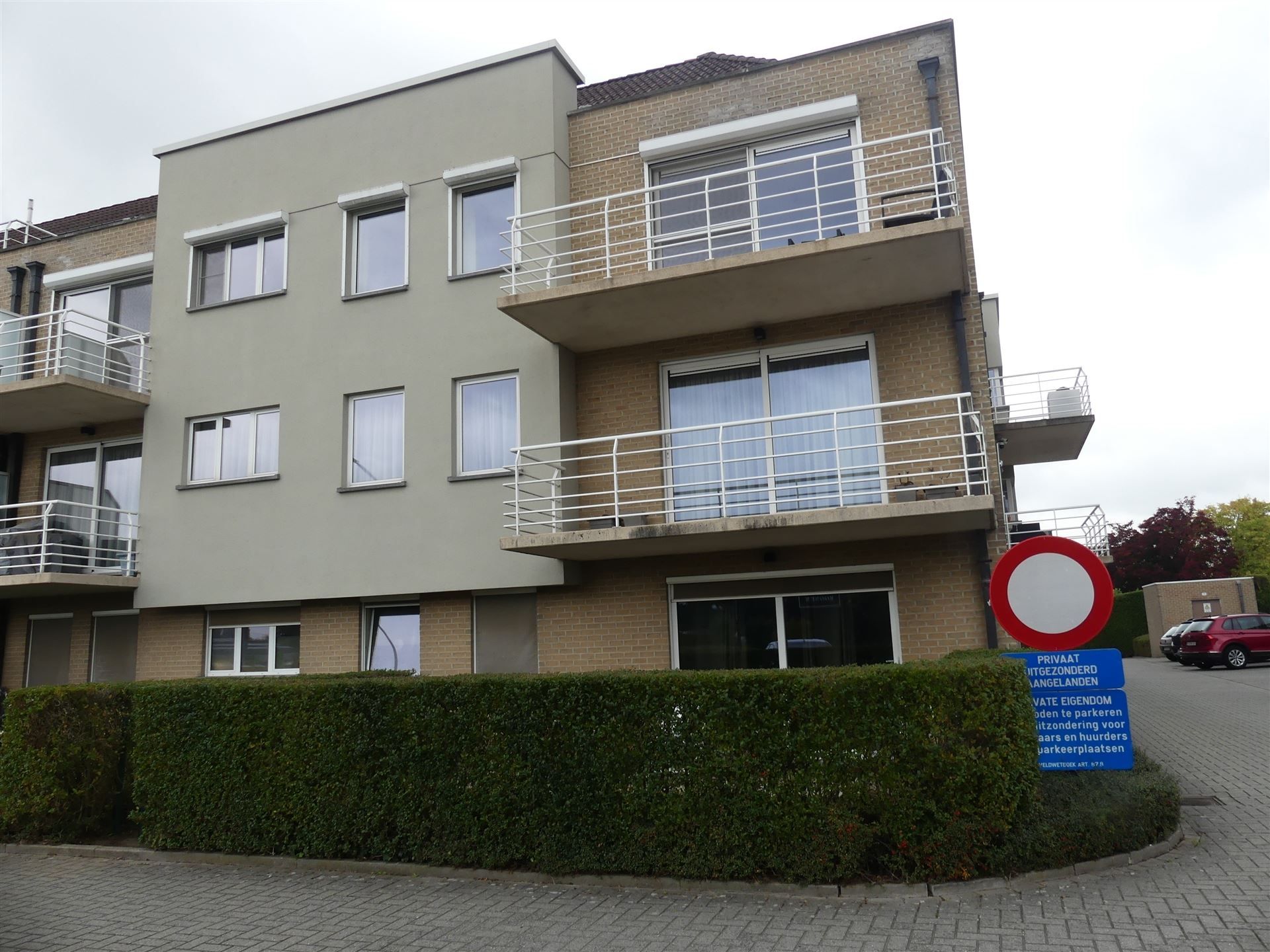 Gelijkvloersappartement met 3 slaapkamers foto {{pictureIndex}}