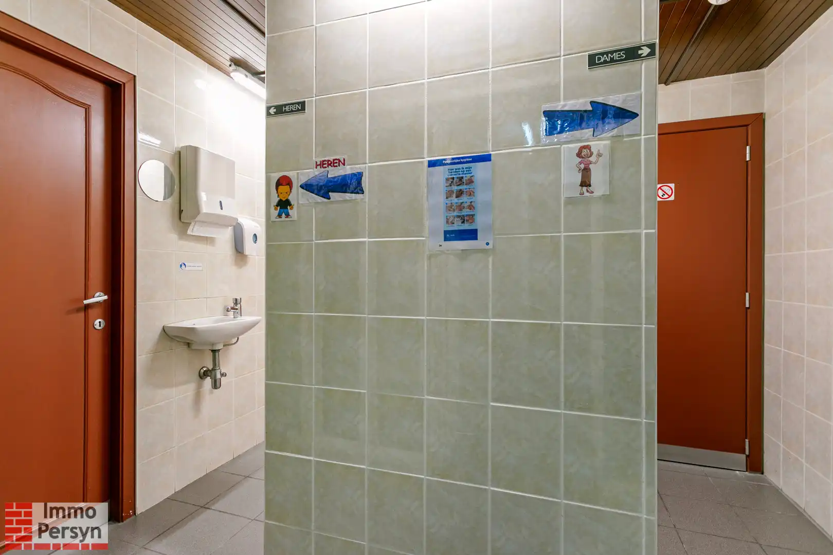 Handelspand met bovenliggend appartement en achterliggende bouwgrond. foto 11