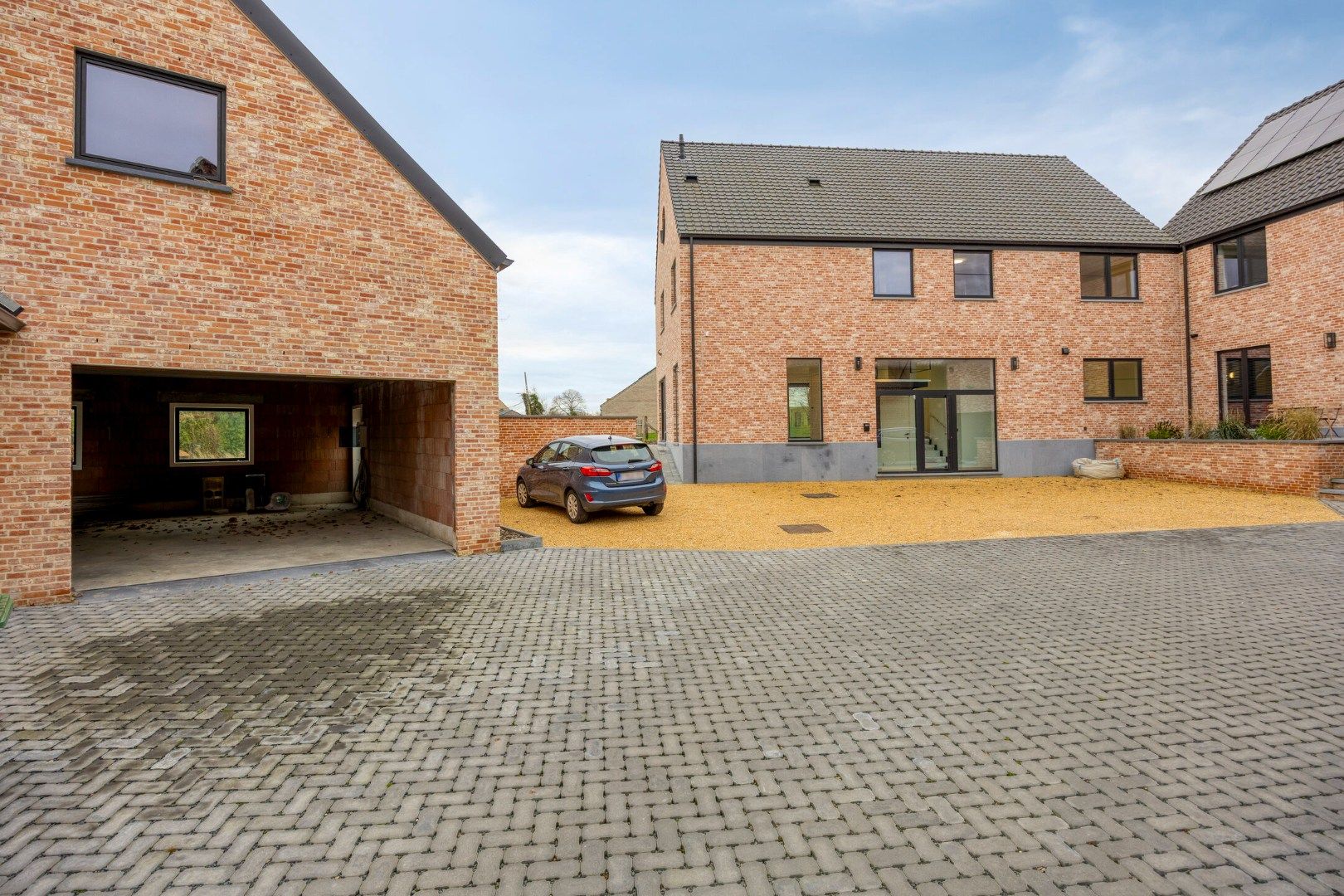 Nieuwbouwwoning met 5 slaapkamers, 2 badkamers, tuin en terras in Bierbeek! – EPC 10 kWh/m² - bewoonbare opp. 343 m² foto {{pictureIndex}}