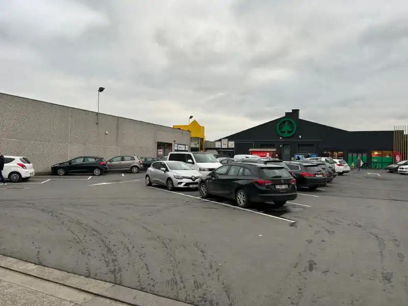 Commercieel gelegen handelspand van 450 m² met ruime parking. foto {{pictureIndex}}