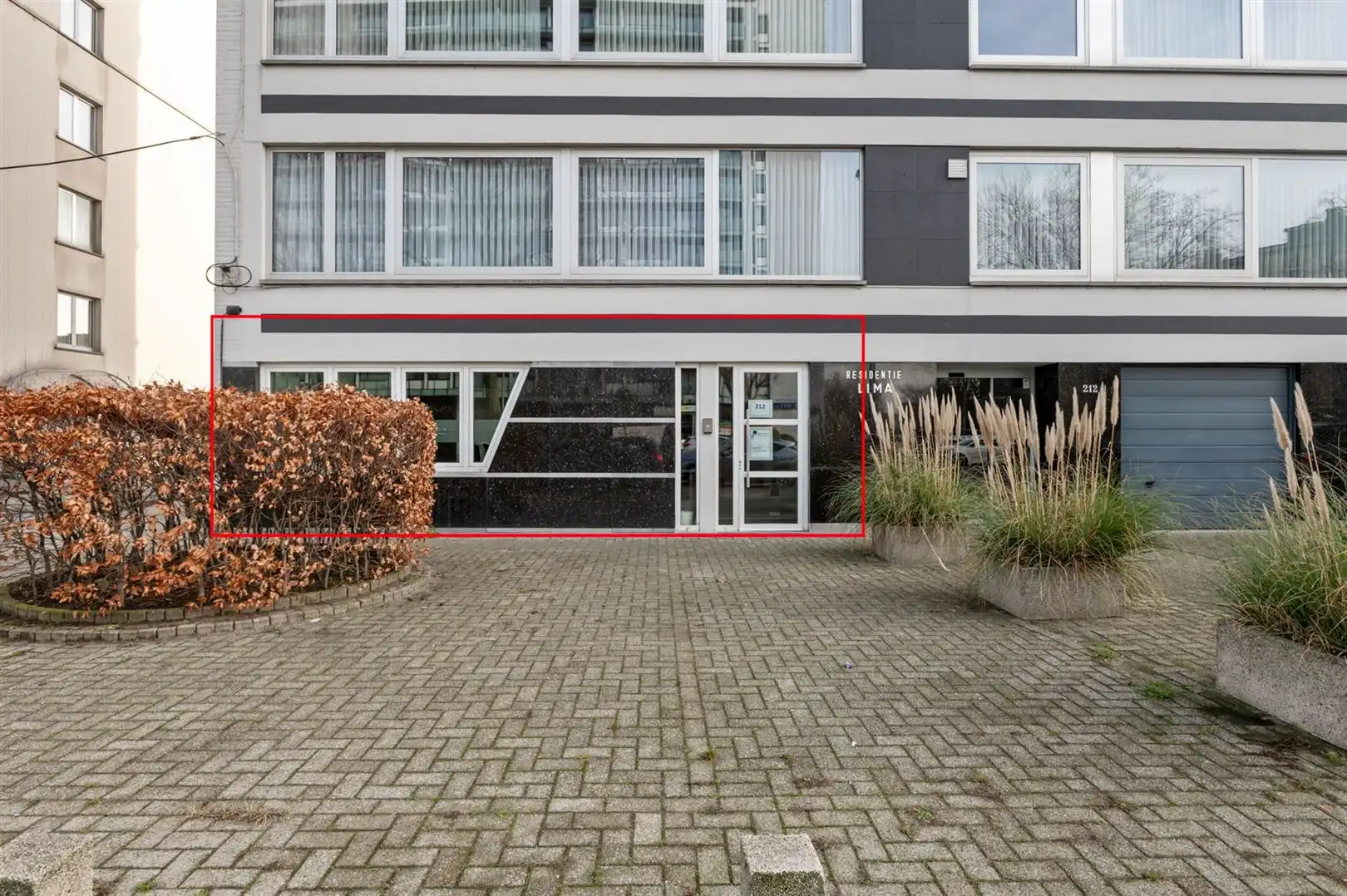 Instapklaar kantoor of handelspand langs bruisende Lambrechtshoekenlaan. foto 2