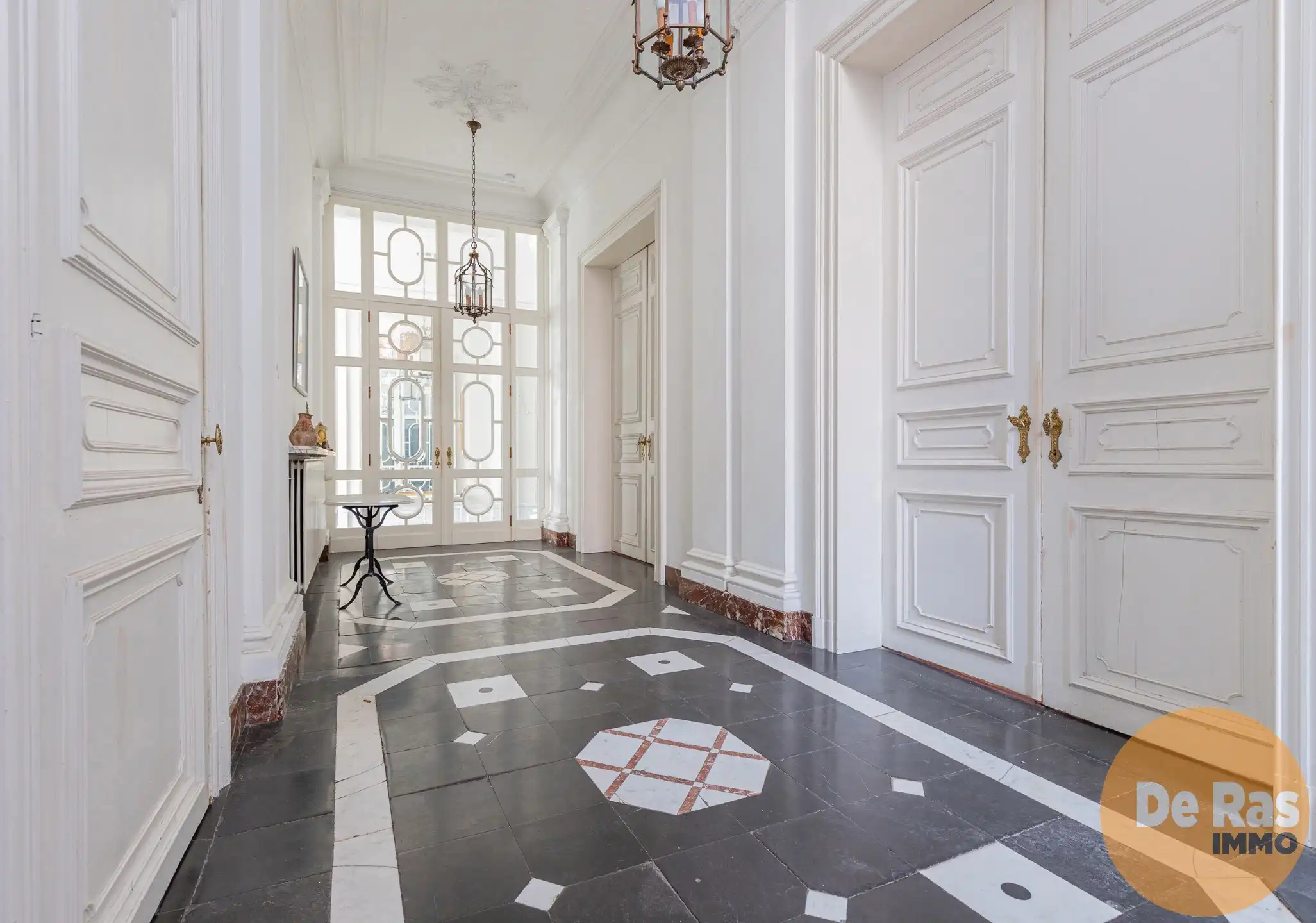 Hoofdfoto van de publicatie: AALST - HERENHUIS MET 5 BOUWLAGEN