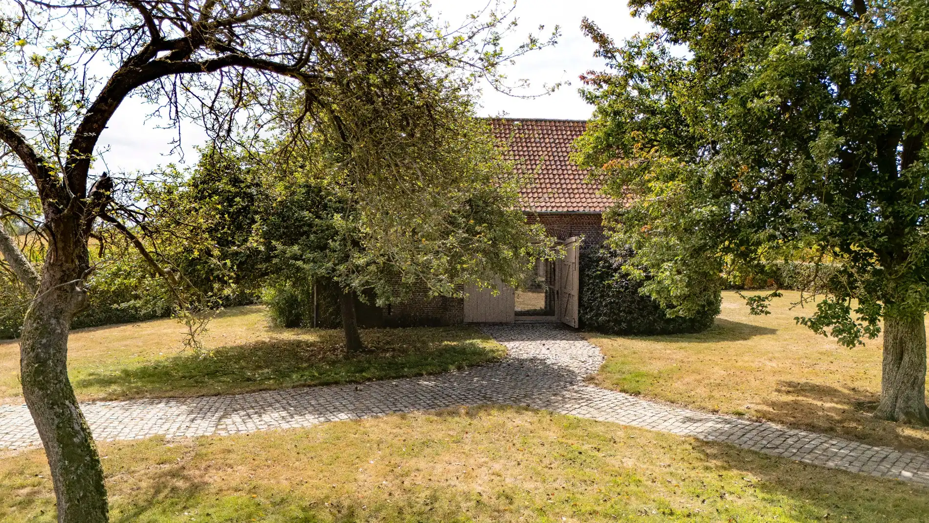 EXCLUSIEF LANDHUIS MET BIJGEBOUWEN OP EEN DOMEIN VAN 5.990 M² foto 25