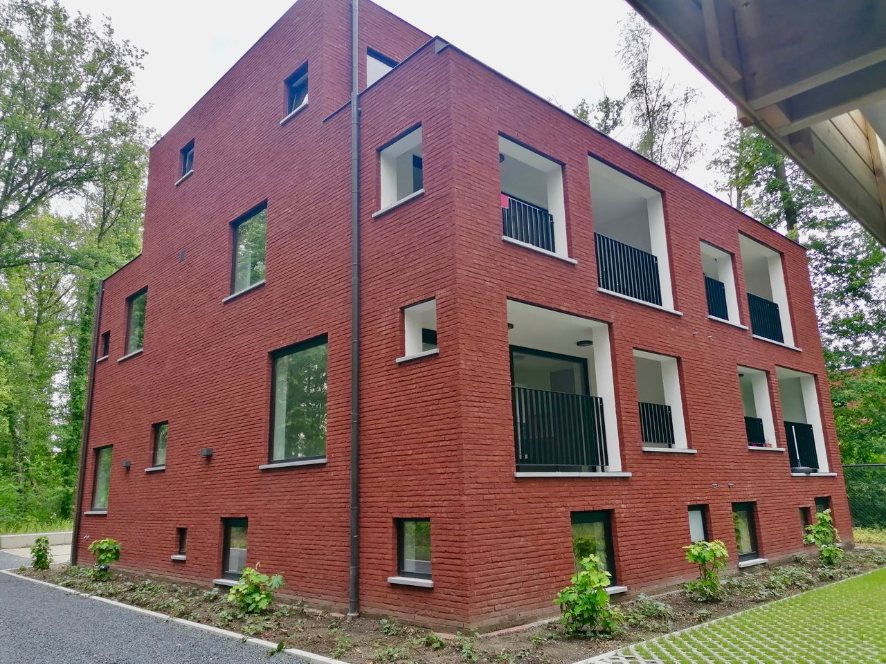 Genk, Busweg 3 bus 2 – Energiezuinig duplexappartement met 2 slaapkamers, ruim terras, autostaanplaats,... rustig gelegen op wandelafstand van het centrum. foto 2