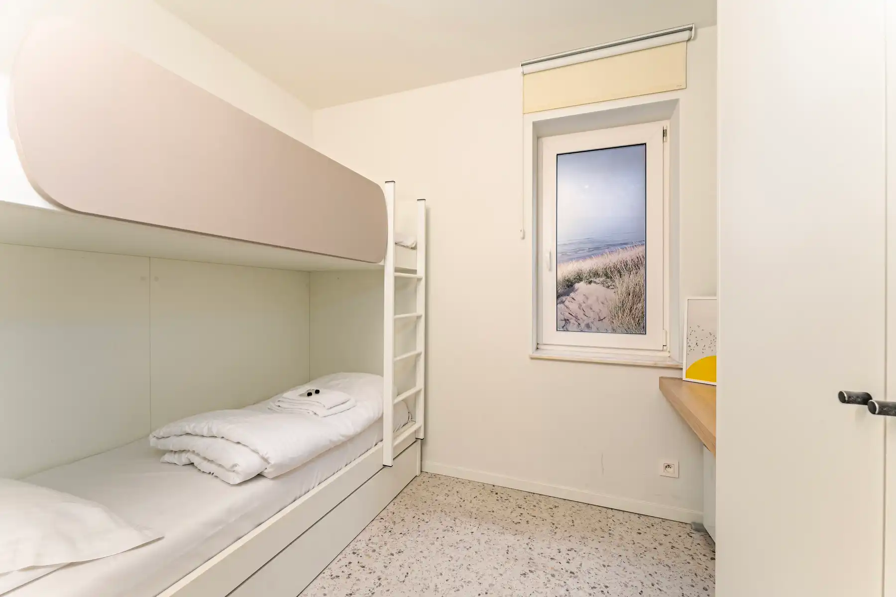 Stijlvol gerenoveerd appartement met zijdelings zeezicht foto 14
