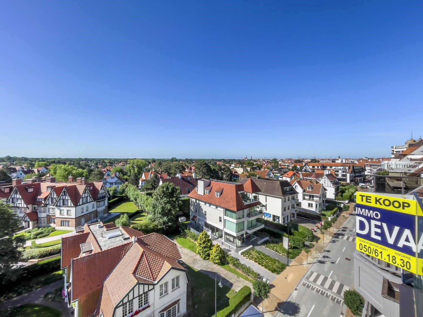 Prachtig nieuwbouw duplexdakapp. met 2 zonneterrassen gelegen op de Kustlaan in hartje  Zoute. foto 2