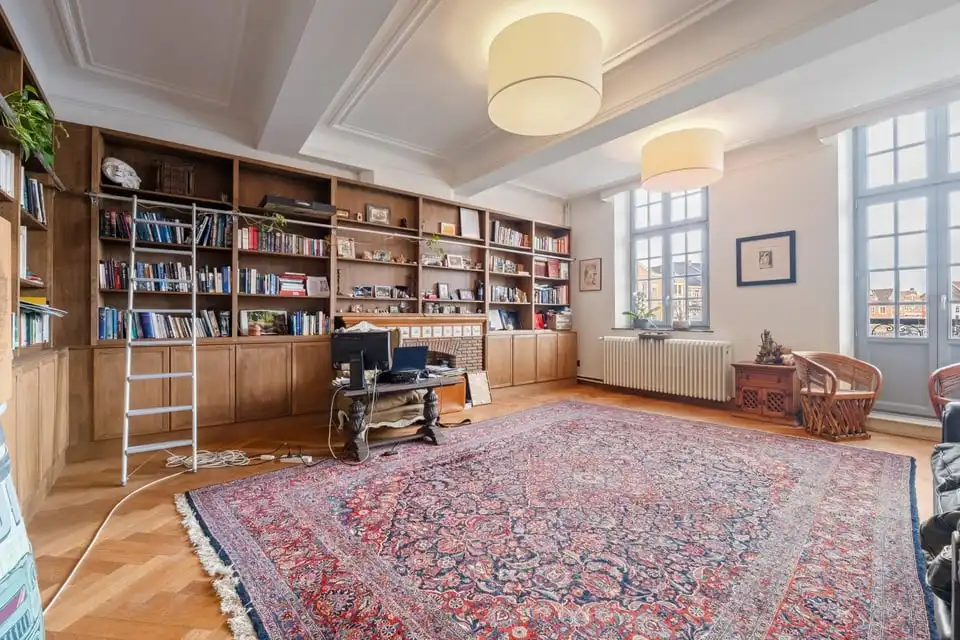 ICONISCH HANDELSPAND MET LUXUEUZE WOONST OP DE GROTE MARKT VAN SINT-TRUIDEN foto 9