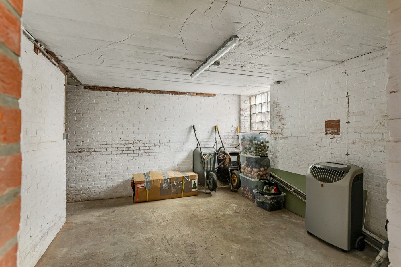 Vrijstaande, gerenoveerde woning met 2 slpk., garage, ruime souterrain, zolder en tuin foto 26