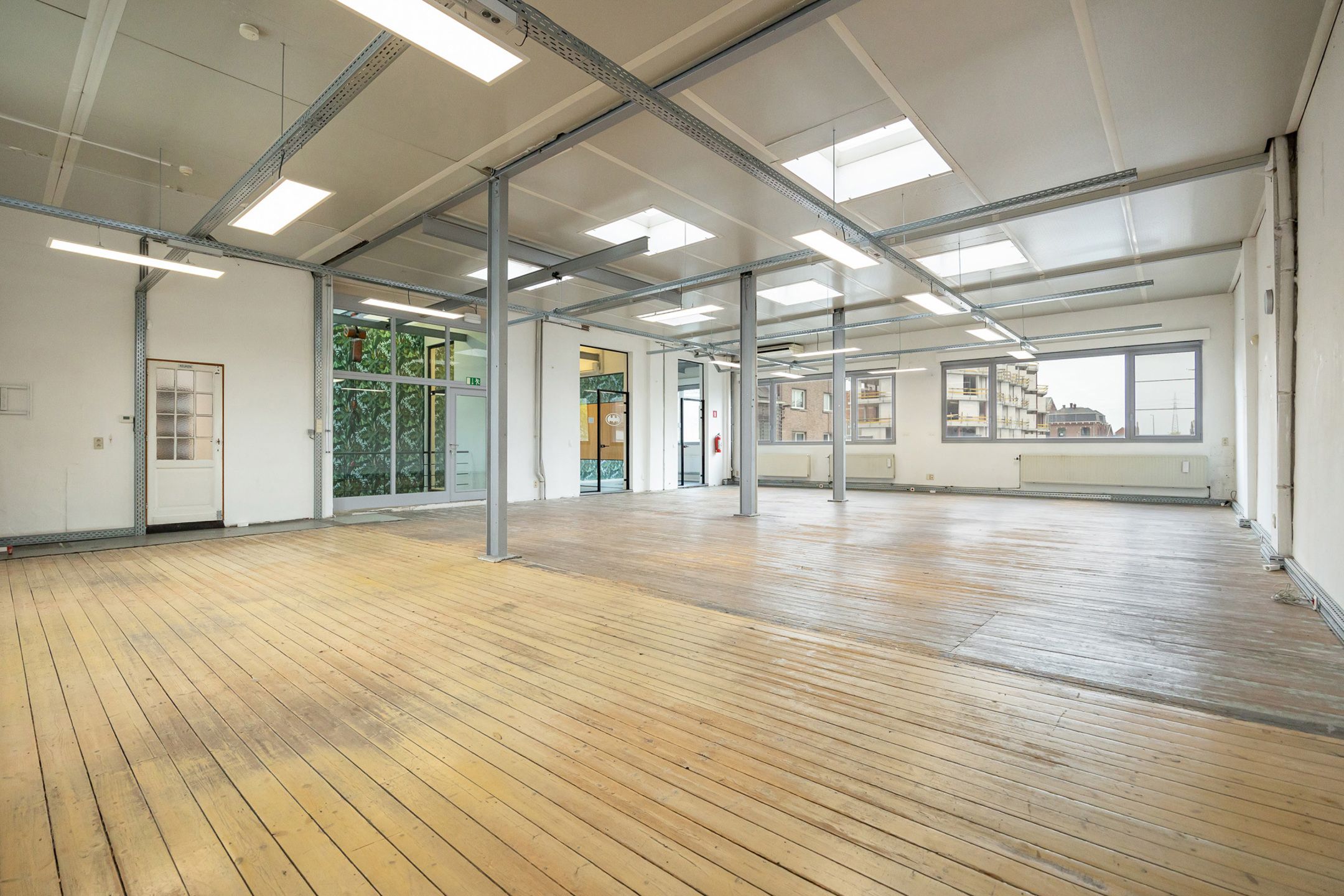 Karaktervol kantoor te koop te Merksem foto 15